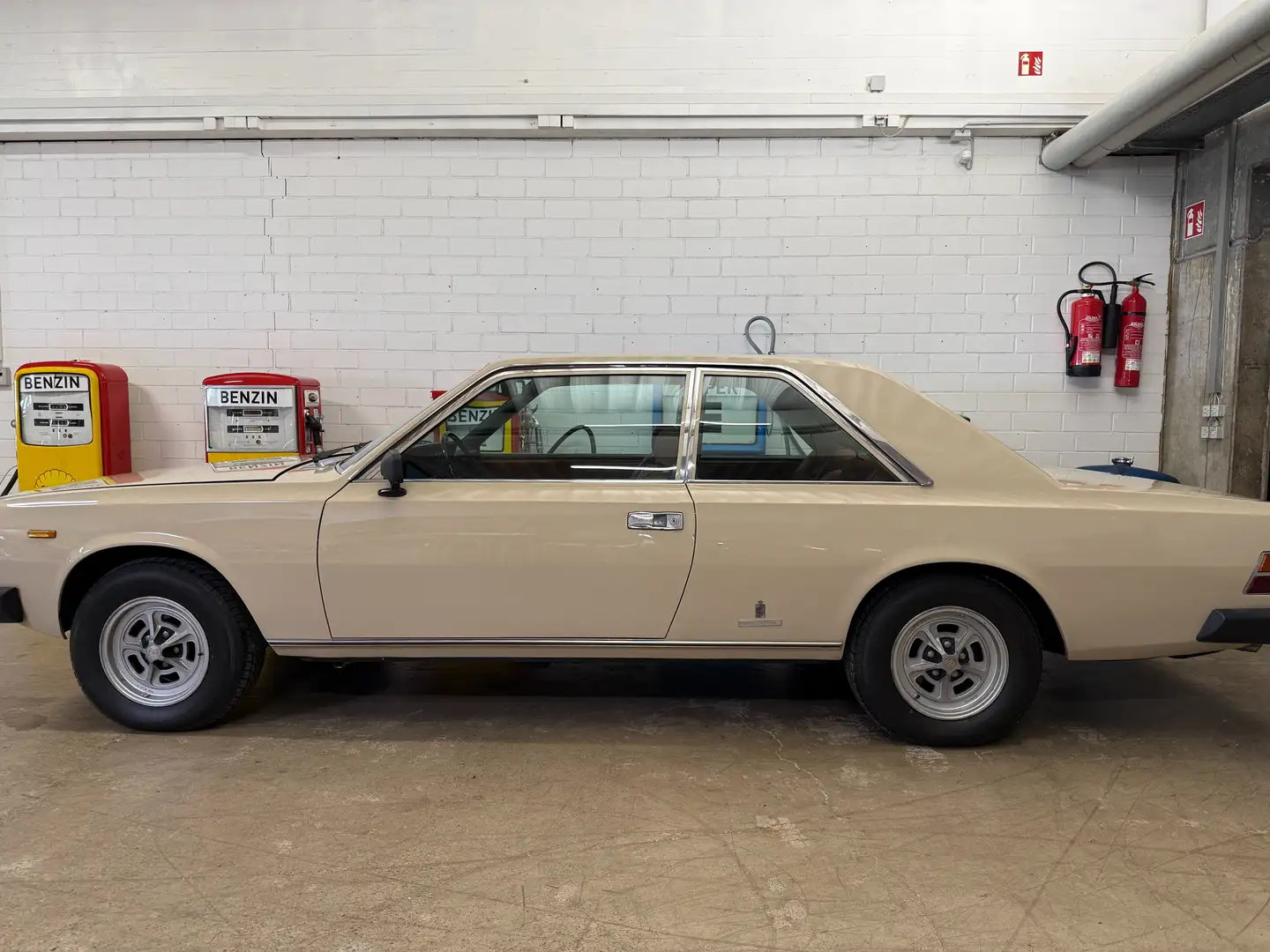 Fiat 130 Coupe Beige - 1