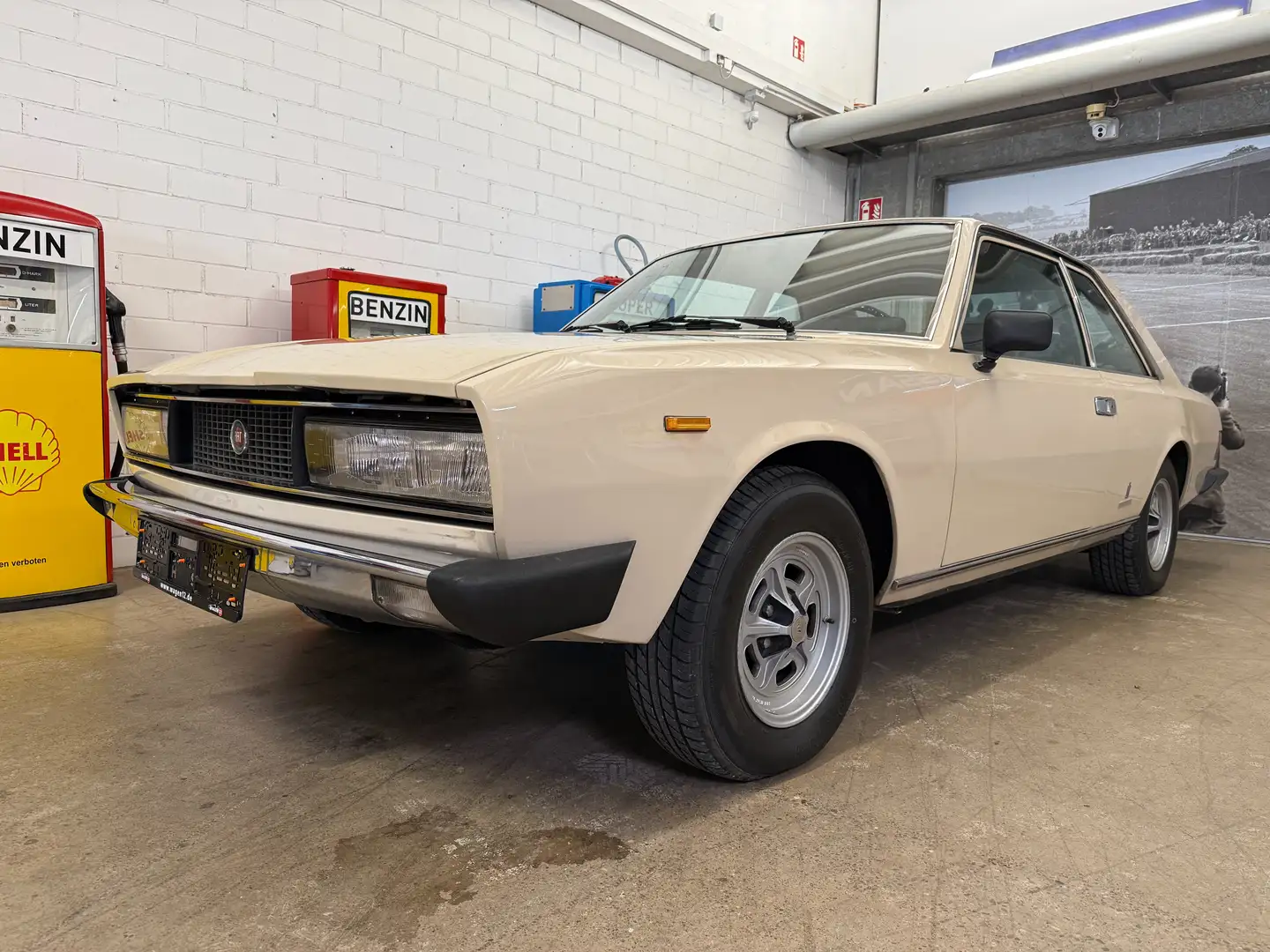 Fiat 130 Coupe Beige - 2