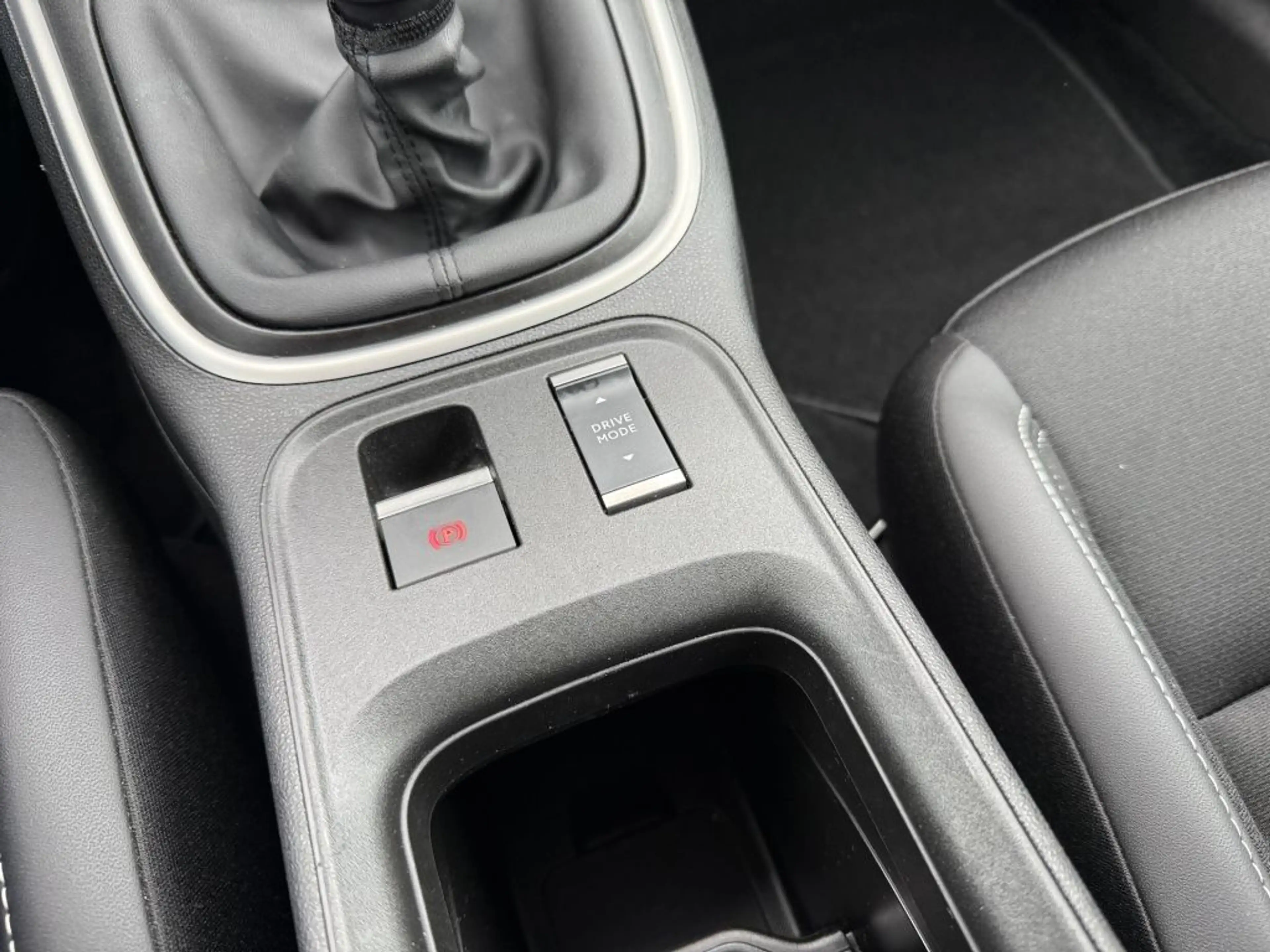 Jeep Avenger 1.2 GSE T3 Turbo-Benzin GDI Altitude — photo 22