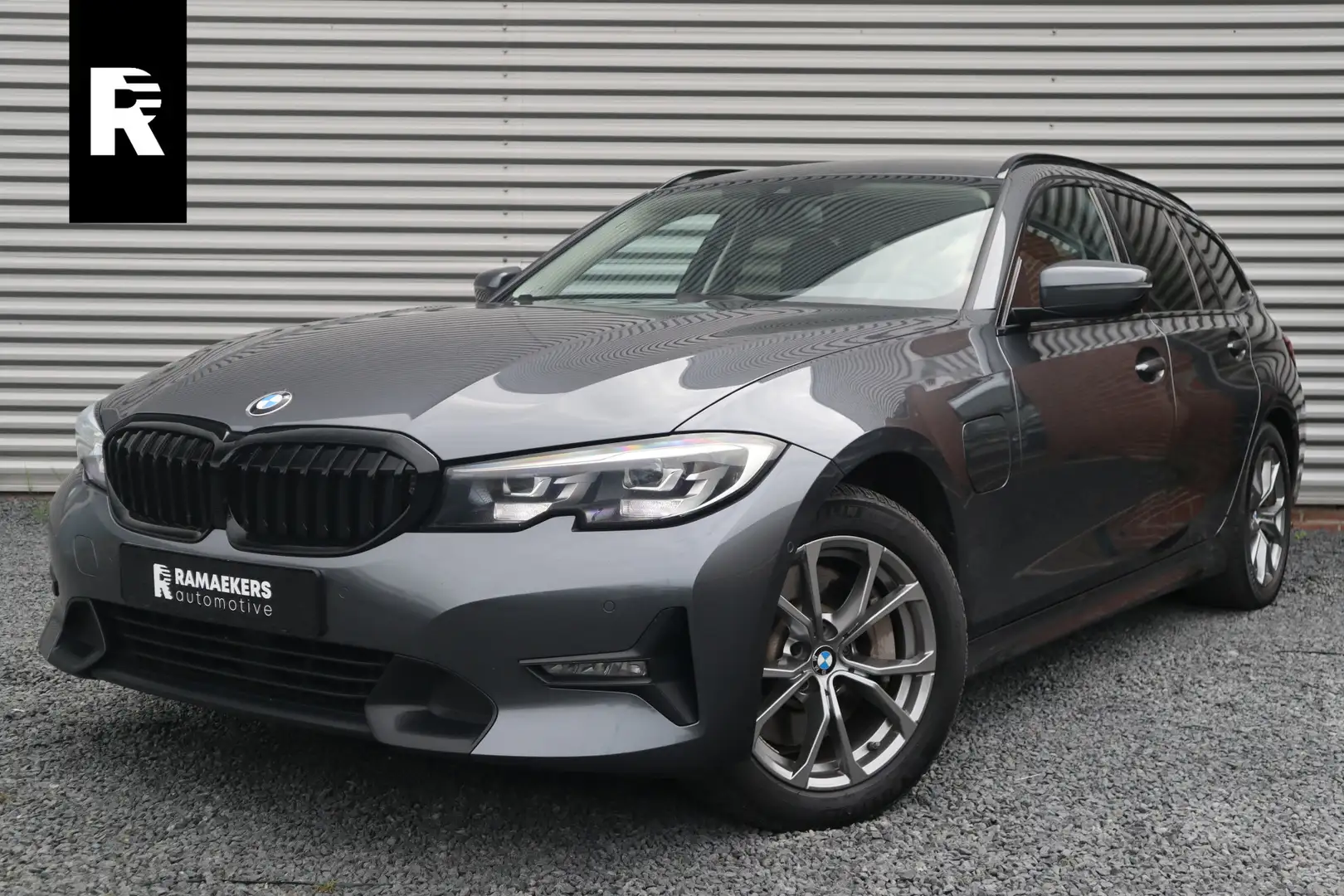 BMW 330 3-serie Touring 330e Sportline Harman Kardon / Cam Grijs - 1