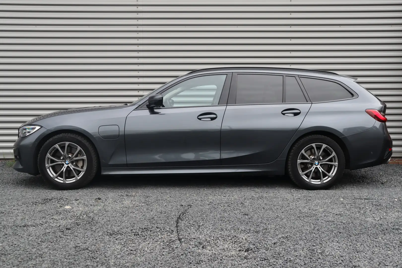 BMW 330 3-serie Touring 330e Sportline Harman Kardon / Cam Grijs - 2