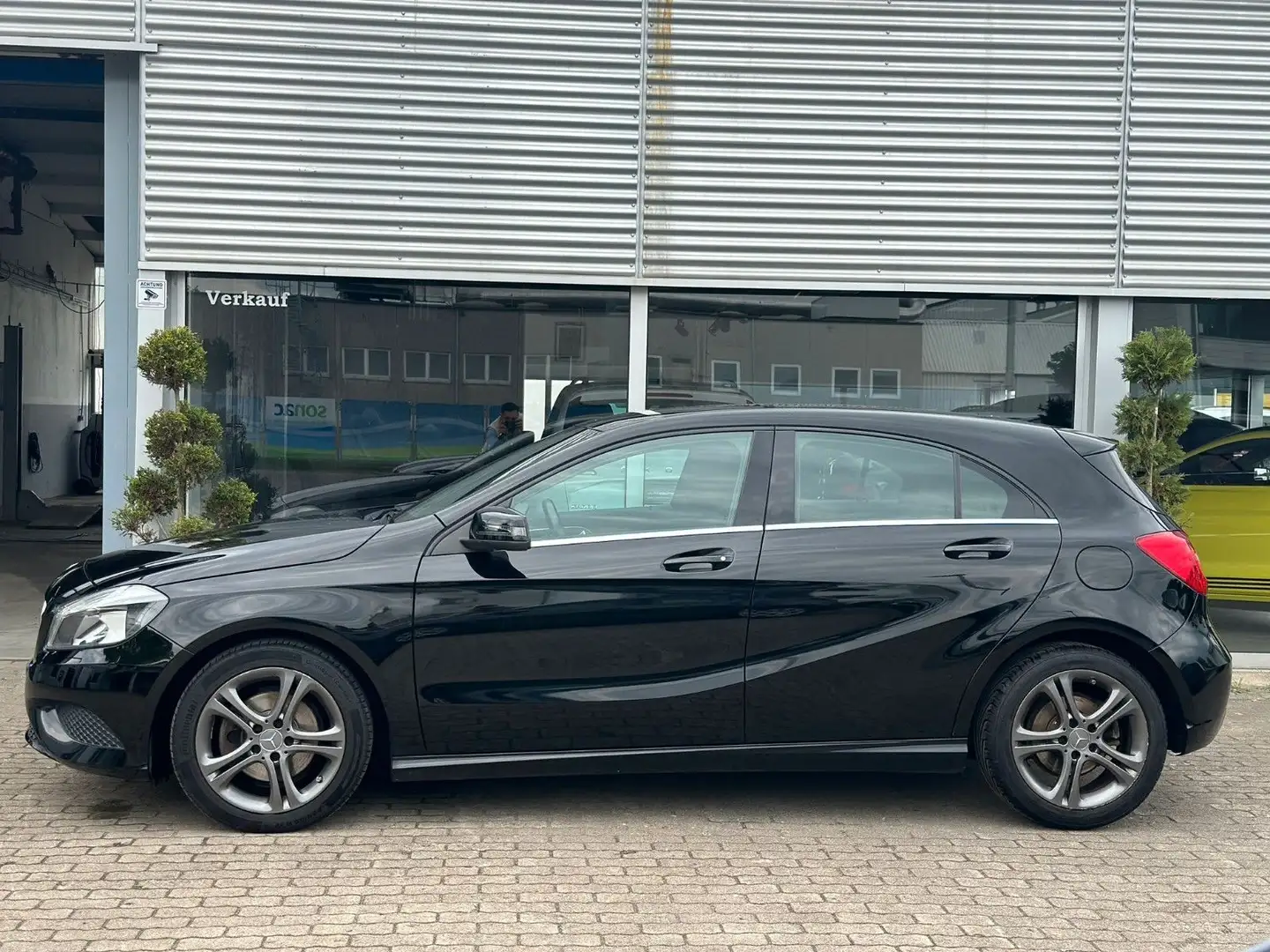 Mercedes-Benz A 180 BlueEfficiency | Kamera | Urban| Teilleder Schwarz - 2