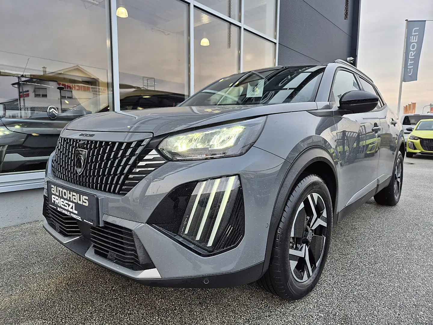 Peugeot 2008 PureTech 130 S&S Allure EAT8 Grau - 1