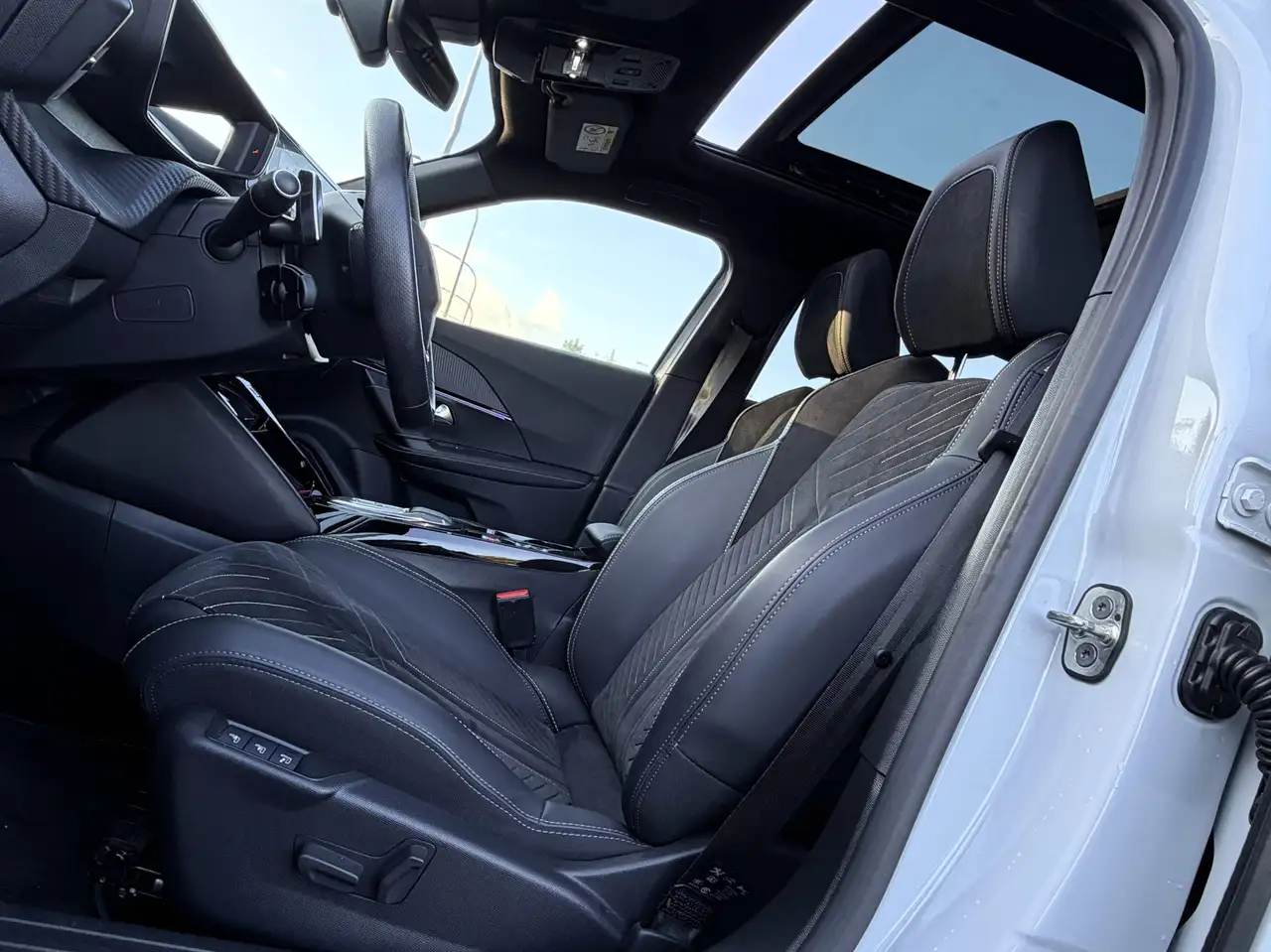 Peugeot 2008 1.2 Hybrid GT e-DCS GT Sièges électrique Massant/PANO/CAMERA/FULL LED/CARPLAY/COCKPIT/KEYLESS/GARANTIE 2030, миниатюра 14
