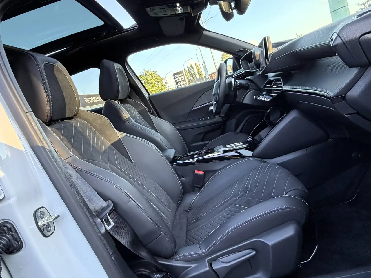 Peugeot 2008 1.2 Hybrid GT e-DCS GT Sièges électrique Massant/PANO/CAMERA/FULL LED/CARPLAY/COCKPIT/KEYLESS/GARANTIE 2030, миниатюра 16