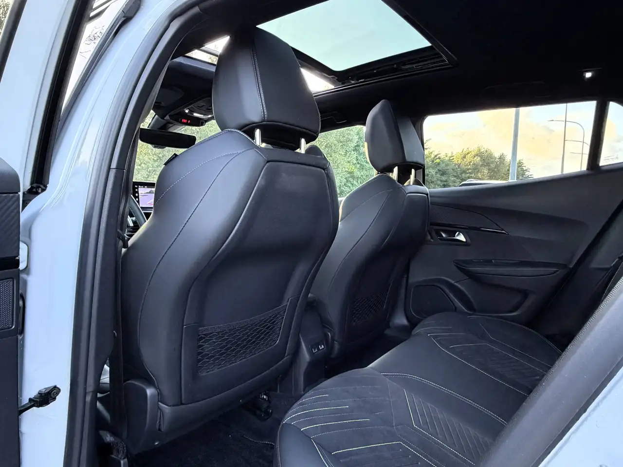 Peugeot 2008 1.2 Hybrid GT e-DCS GT Sièges électrique Massant/PANO/CAMERA/FULL LED/CARPLAY/COCKPIT/KEYLESS/GARANTIE 2030, миниатюра 20
