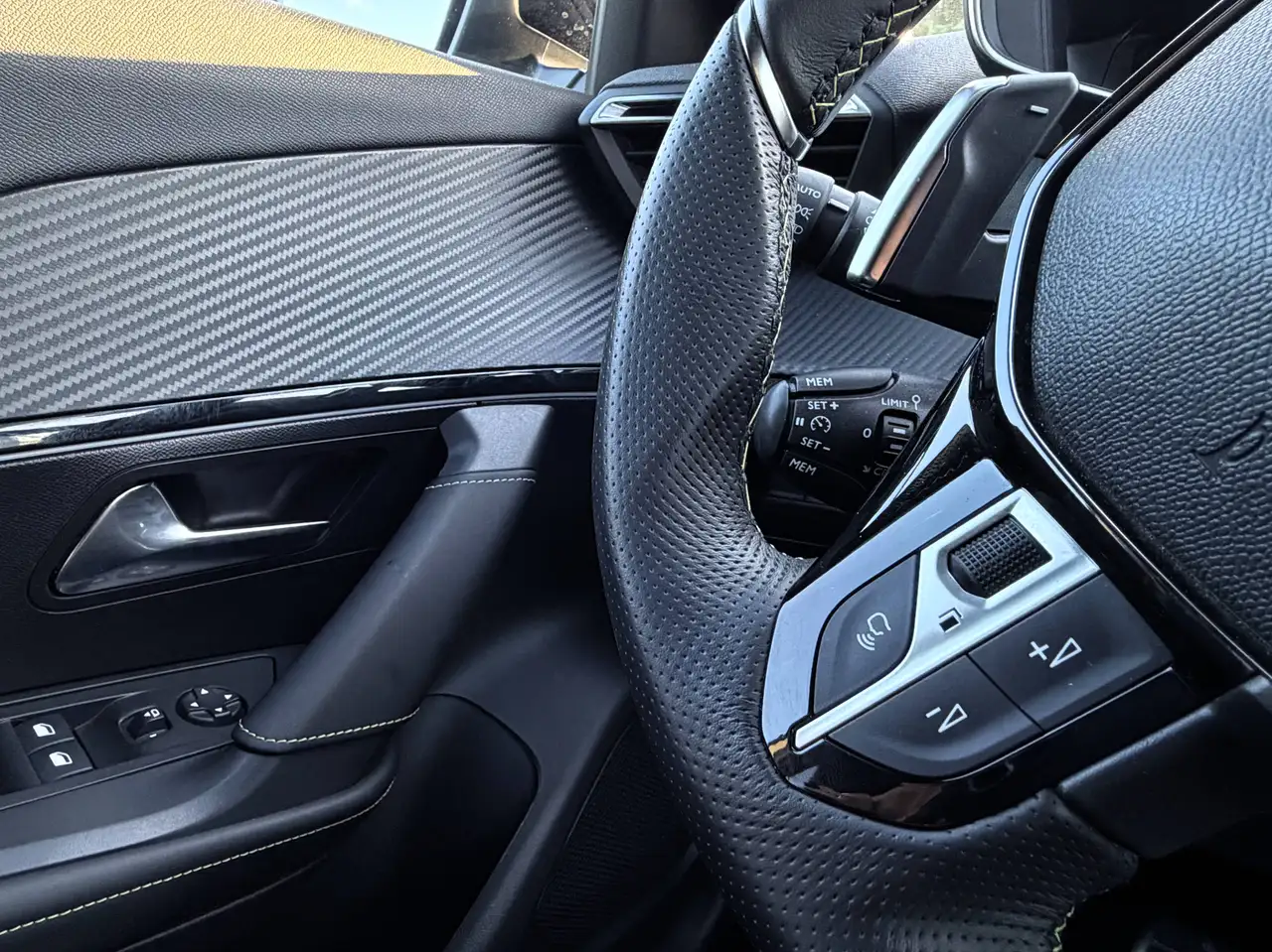 Peugeot 2008 1.2 Hybrid GT e-DCS GT Sièges électrique Massant/PANO/CAMERA/FULL LED/CARPLAY/COCKPIT/KEYLESS/GARANTIE 2030, миниатюра 22