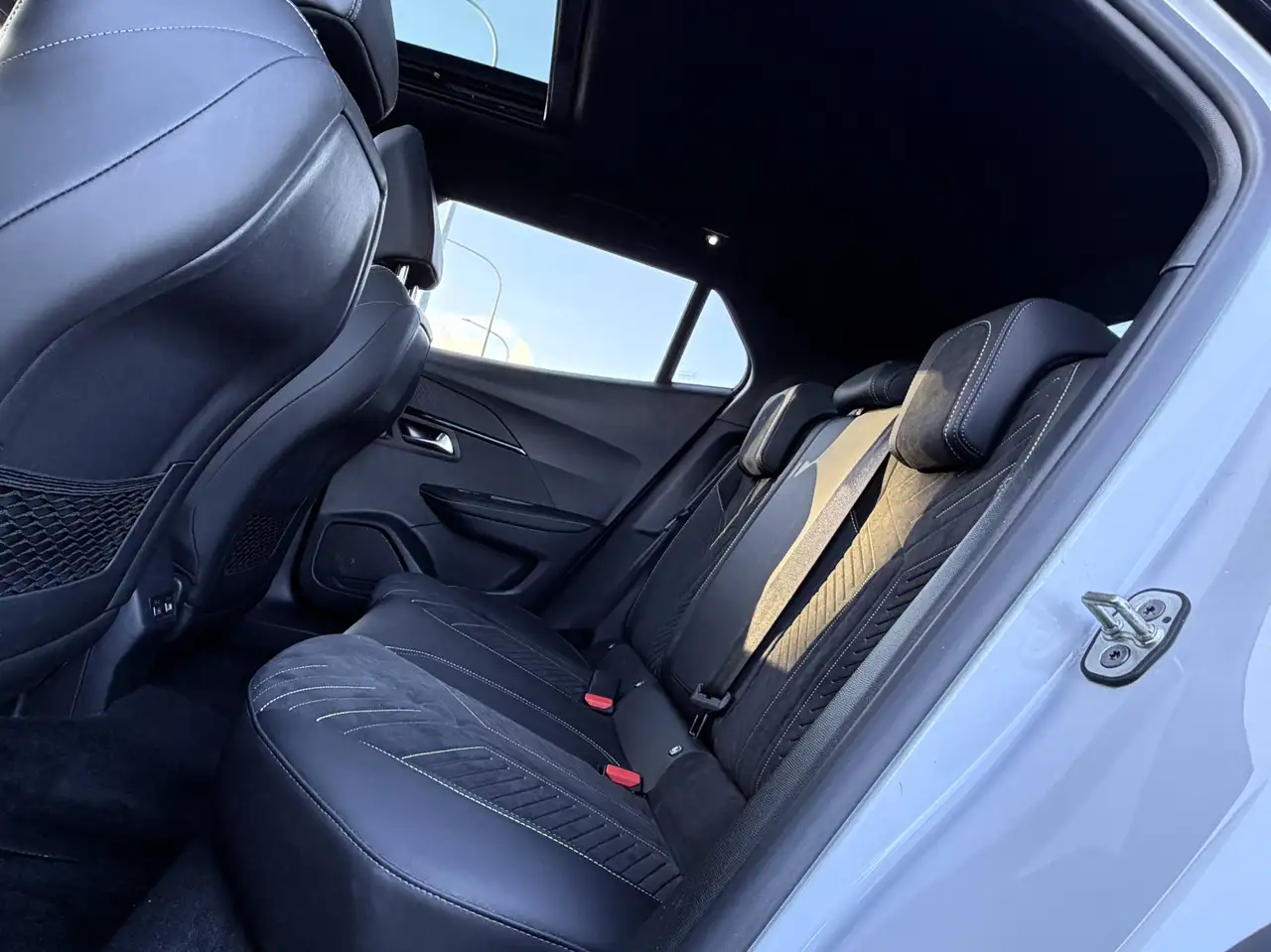 Peugeot 2008 1.2 Hybrid GT e-DCS GT Sièges électrique Massant/PANO/CAMERA/FULL LED/CARPLAY/COCKPIT/KEYLESS/GARANTIE 2030, миниатюра 18
