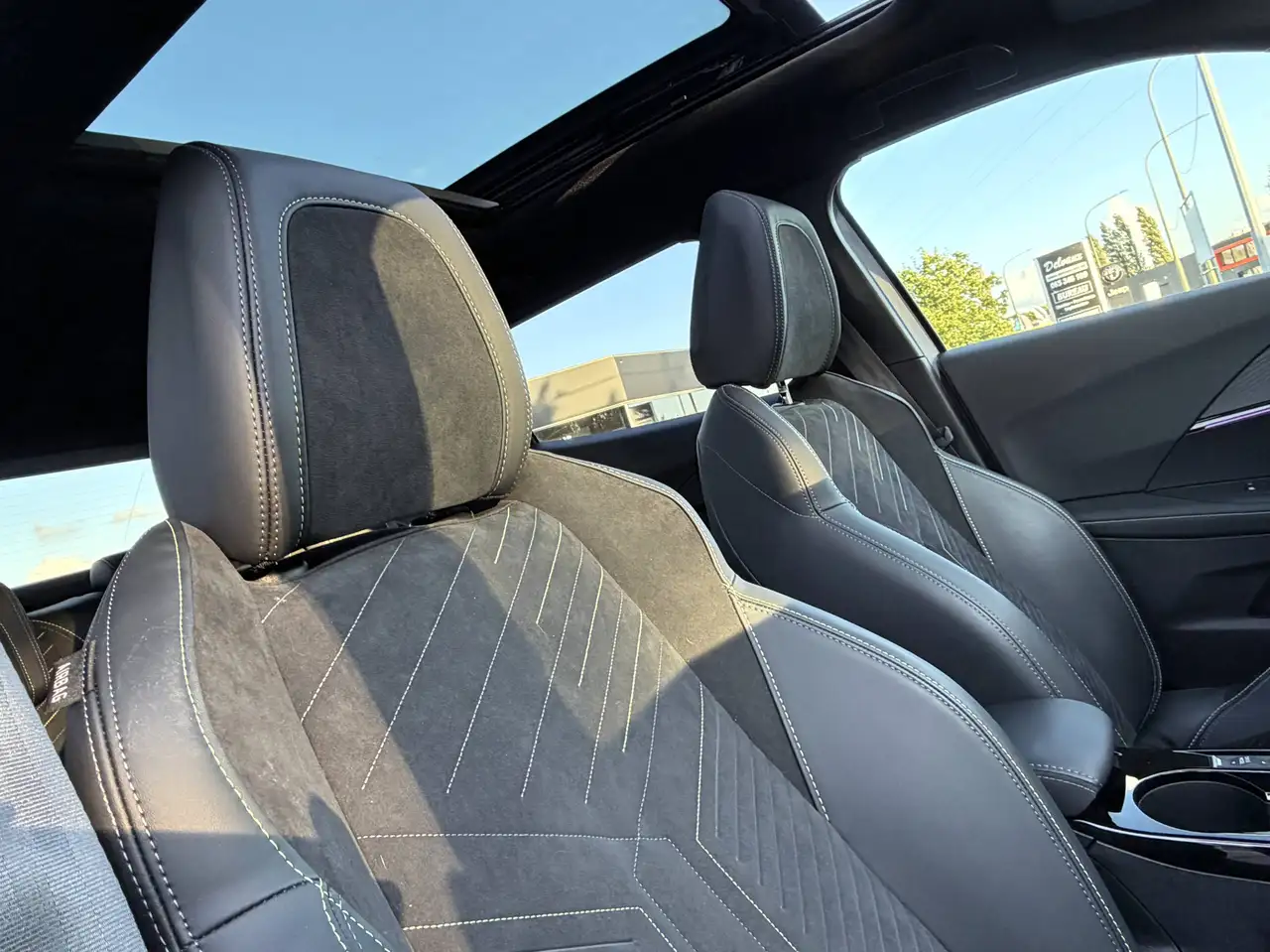 Peugeot 2008 1.2 Hybrid GT e-DCS GT Sièges électrique Massant/PANO/CAMERA/FULL LED/CARPLAY/COCKPIT/KEYLESS/GARANTIE 2030, миниатюра 17