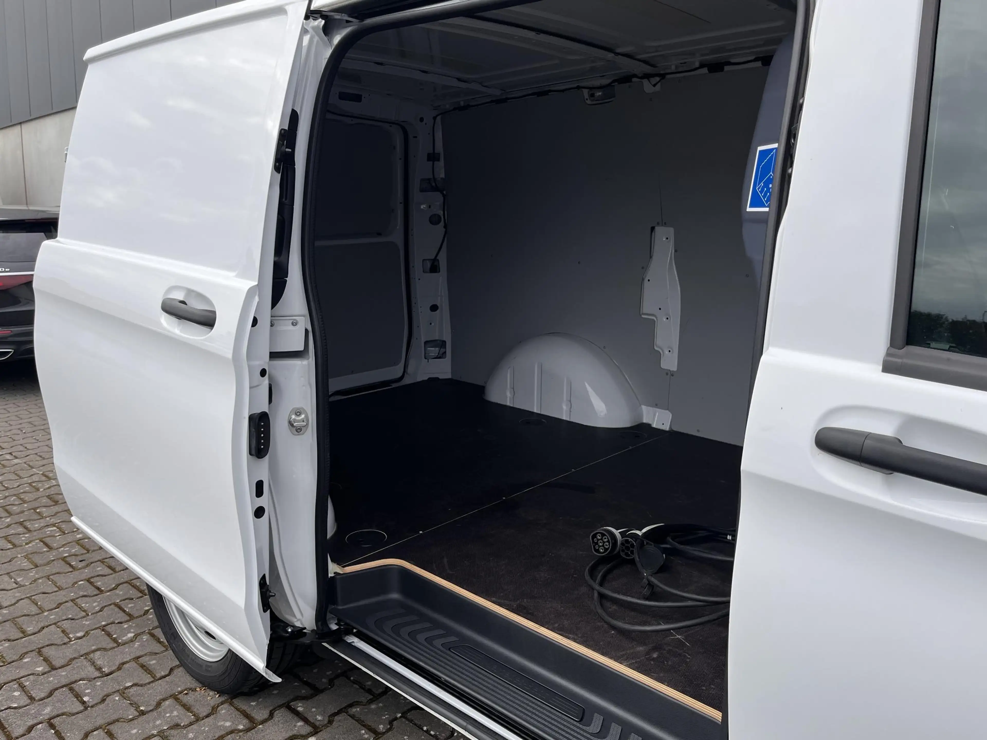 Mercedes-Benz Vito eVito L2 66kWh — photo 14