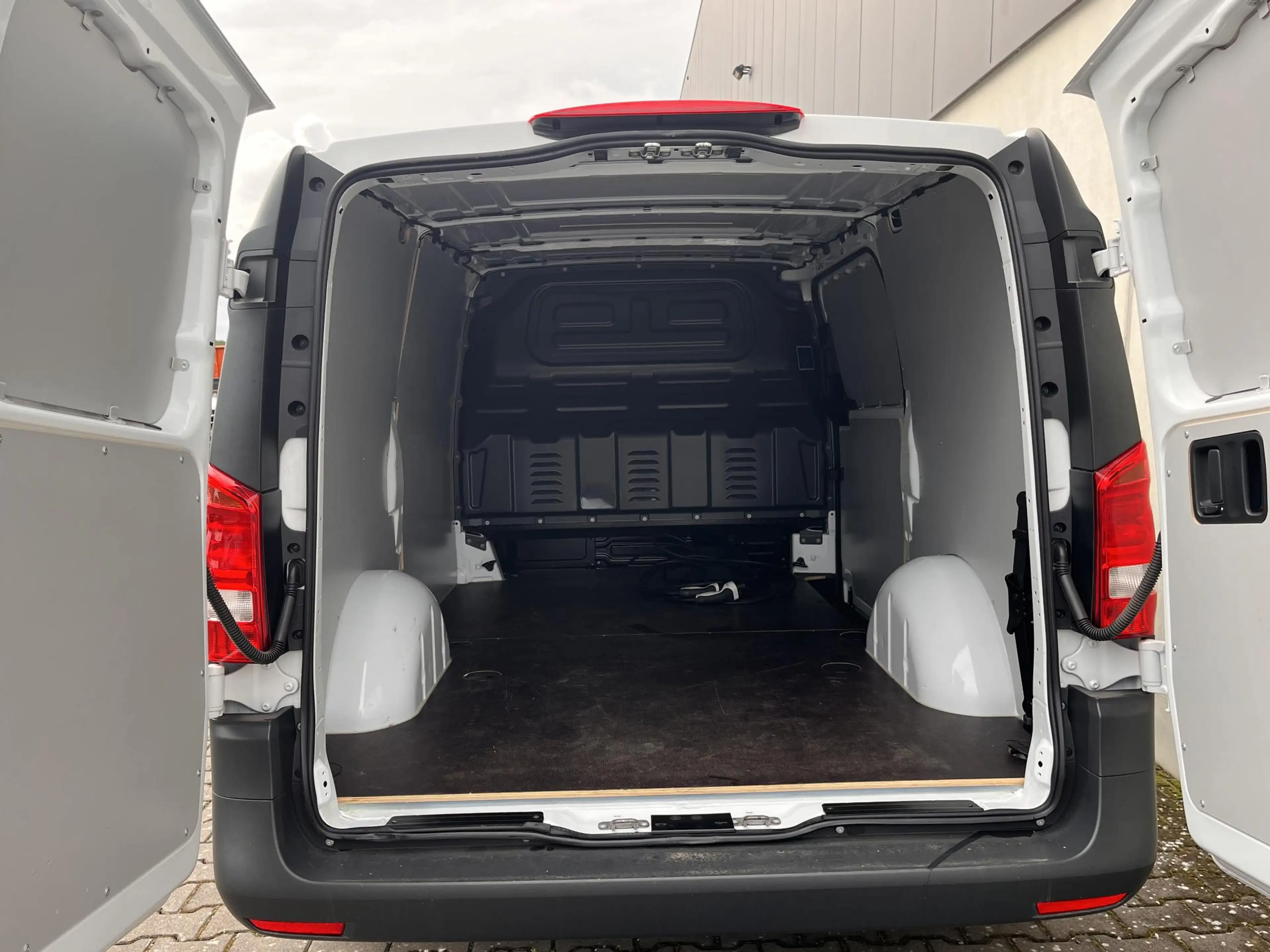 Mercedes-Benz Vito eVito L2 66kWh — photo 6