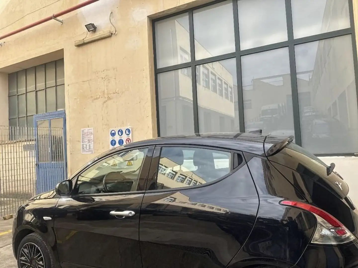 Lancia Ypsilon 1.0 FireFly 70cv S&S Hybrid GOLD Nero - 2