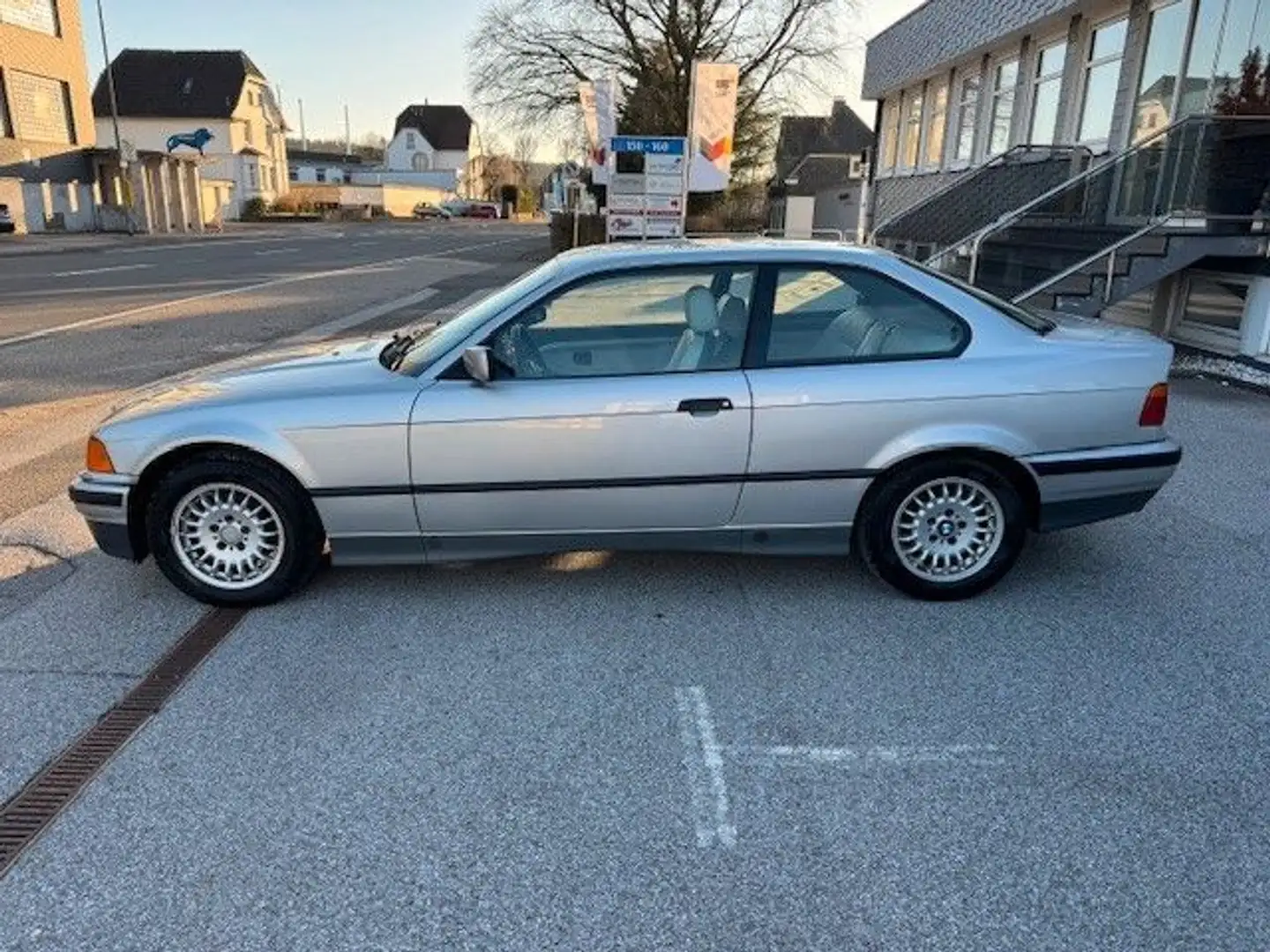BMW 320 i ORIGINAL ZUSTAND Km 83500 Серебристый - 1