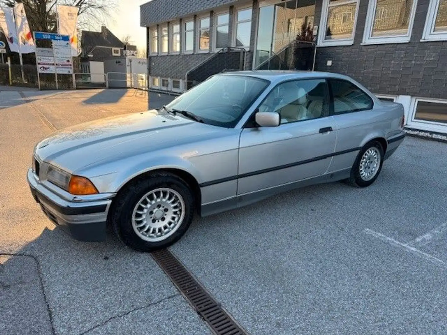 BMW 320 i ORIGINAL ZUSTAND Km 83500 Silber - 2