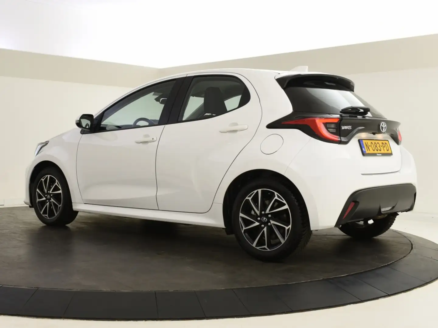 Toyota Yaris 1.5 Hybrid Dynamic | Carplay | All Seasons Wit - 2