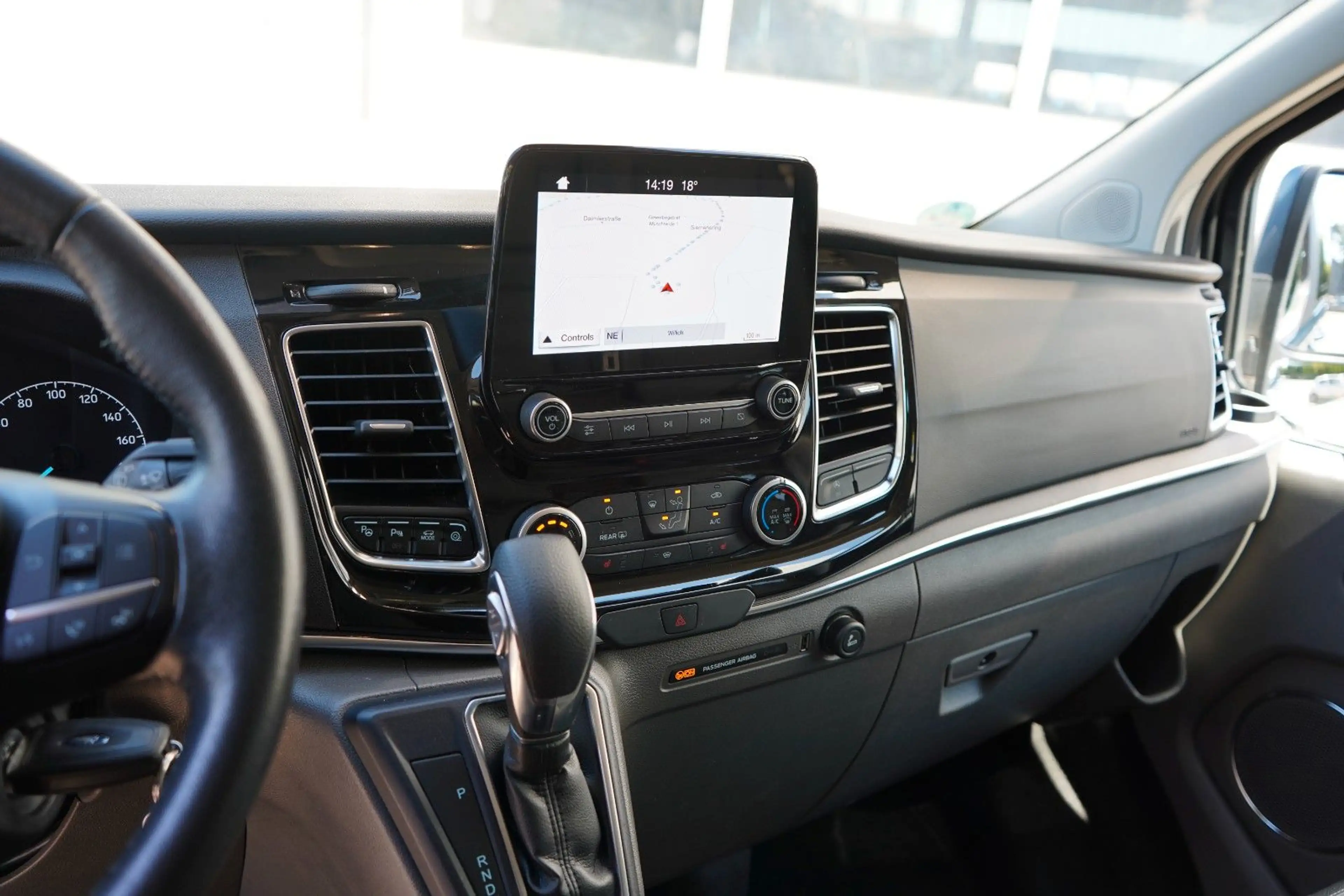 Ford Tourneo — photo 9