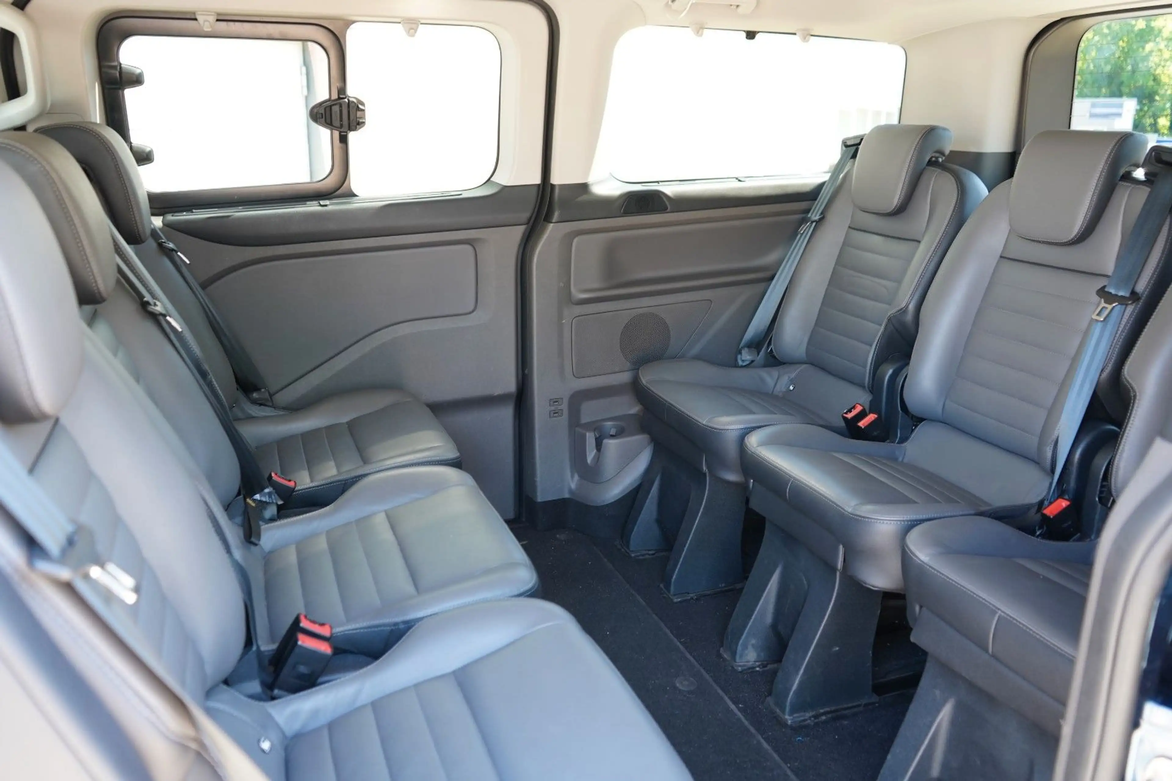 Ford Tourneo — photo 12