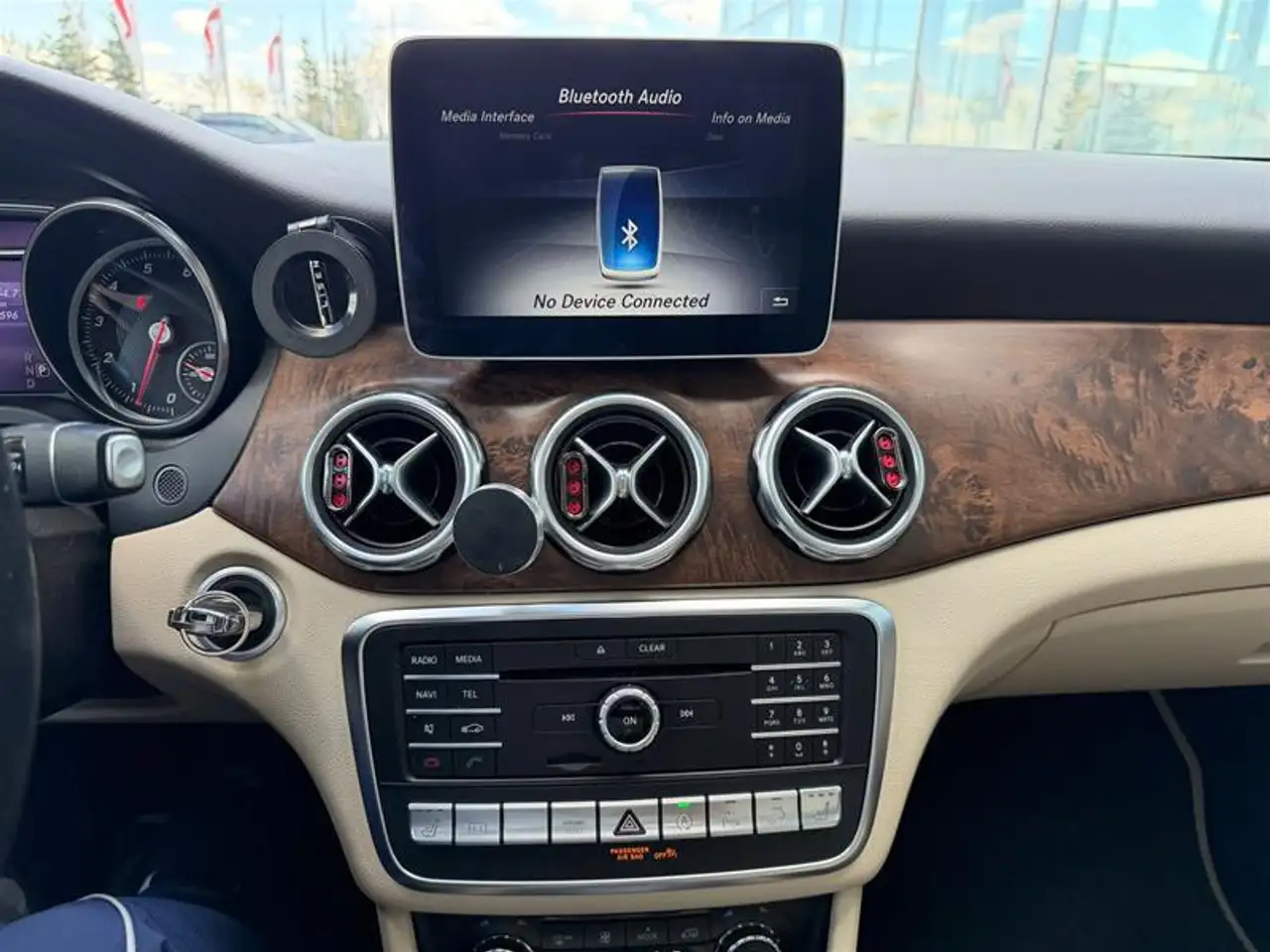 Mercedes-Benz GLA снимка Mercedes-Benz GLA
