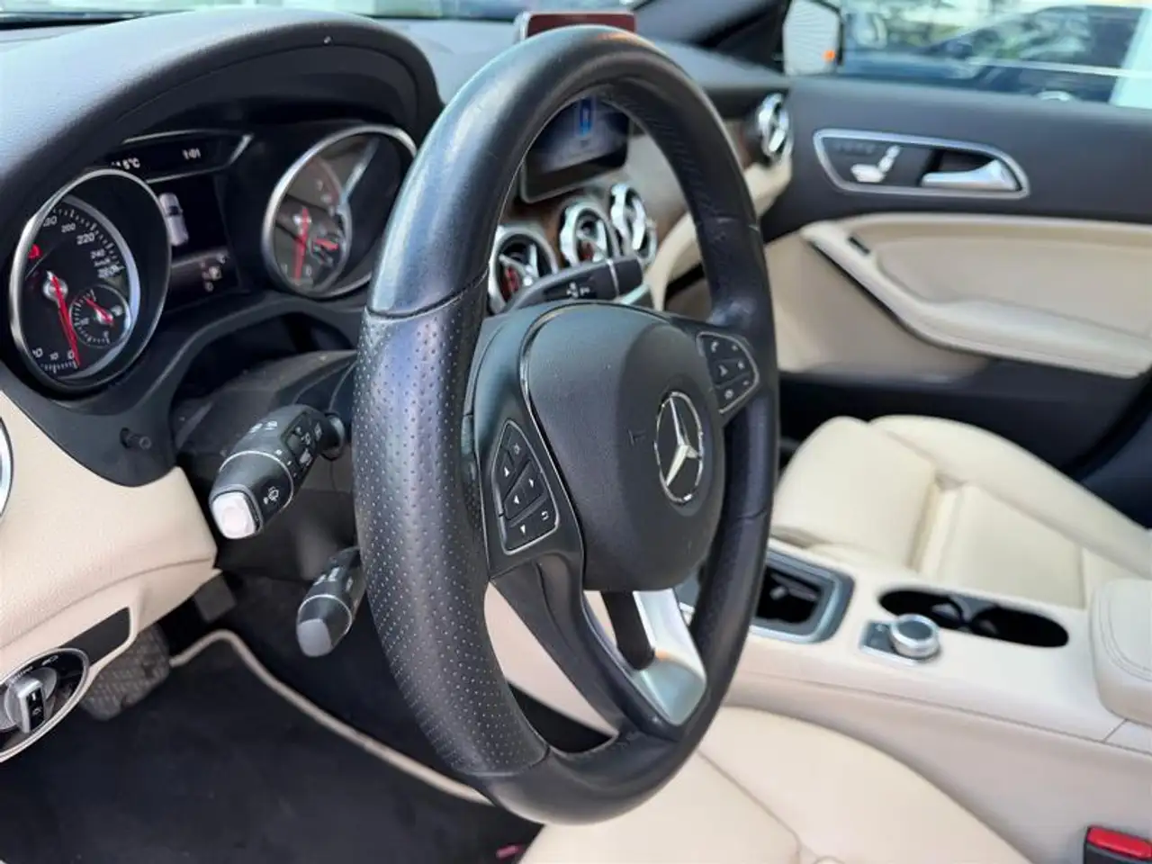Mercedes-Benz GLA снимка Mercedes-Benz GLA