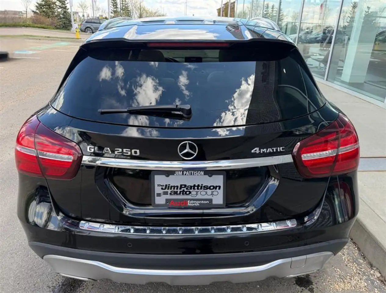 Mercedes-Benz GLA снимка Mercedes-Benz GLA