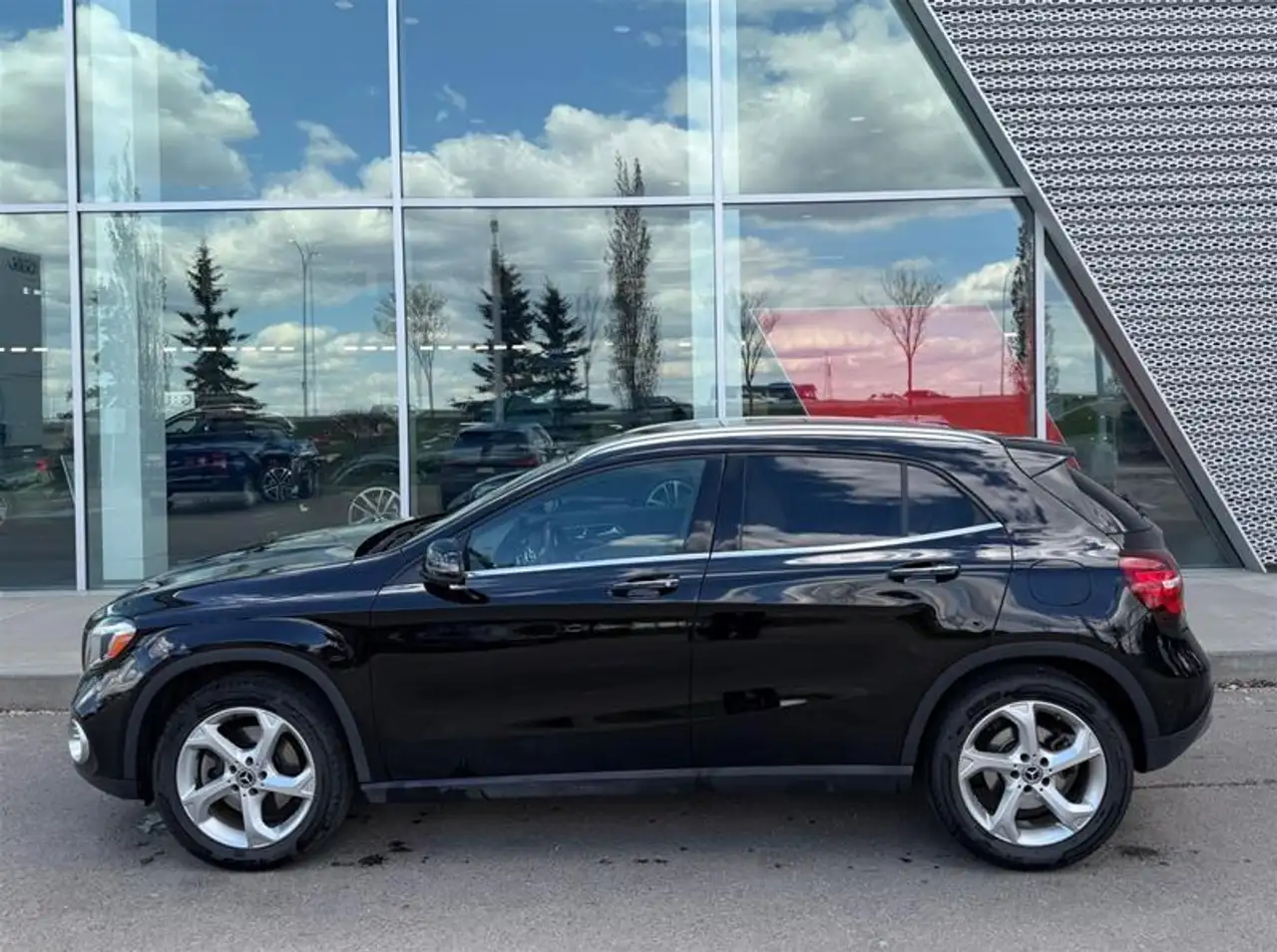 Mercedes-Benz GLA снимка Mercedes-Benz GLA
