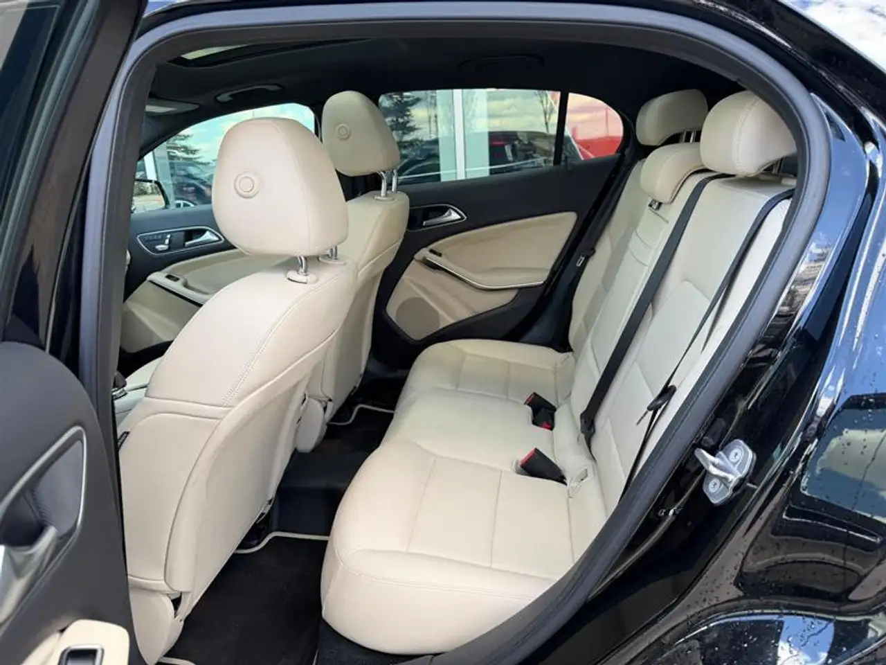 Mercedes-Benz GLA снимка Mercedes-Benz GLA