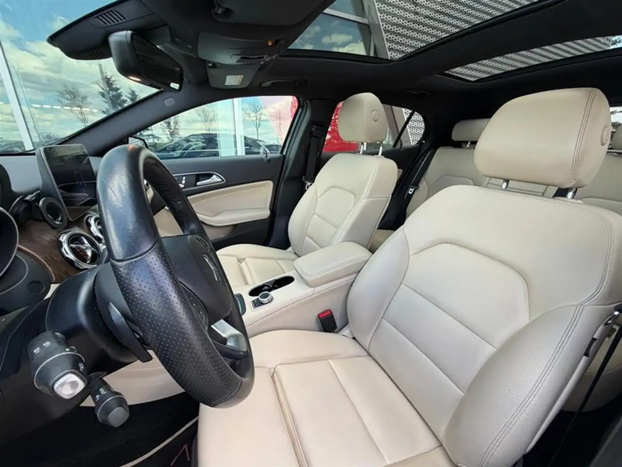 Mercedes-Benz GLA снимка Mercedes-Benz GLA