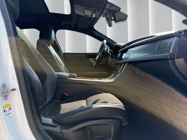 Jaguar XF view 16