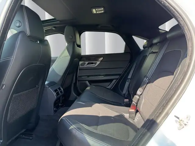Jaguar XF view 17