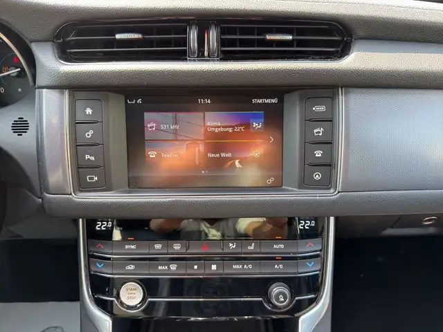 Jaguar XF view 14