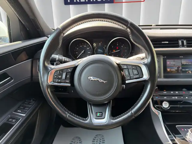 Jaguar XF view 12