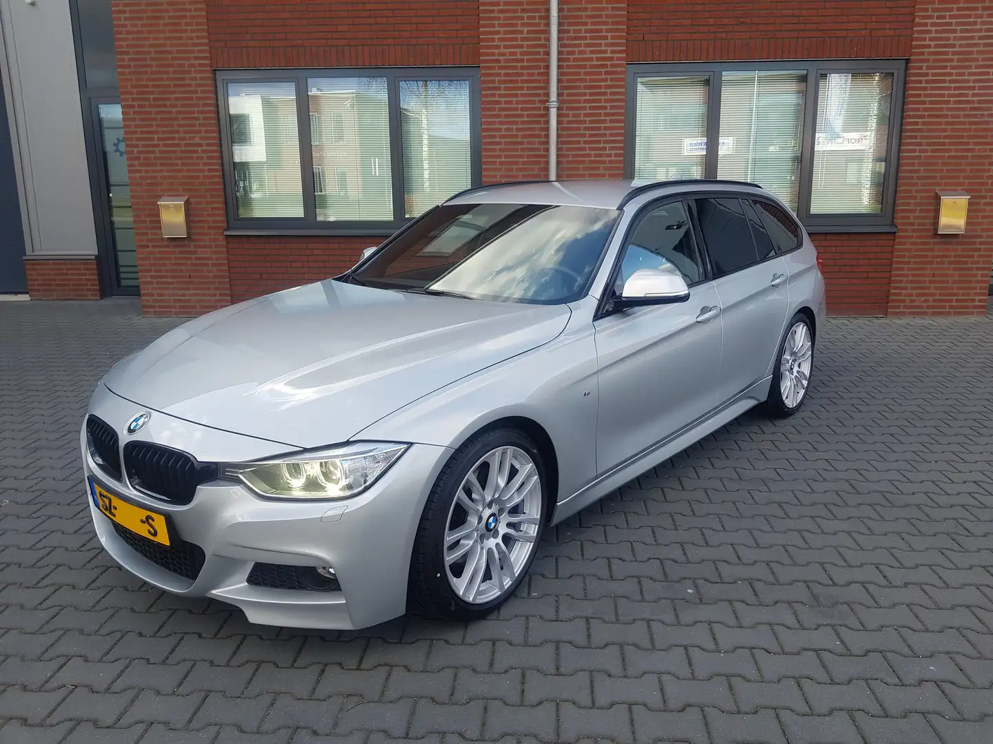 BMW 320 F31 320d Touring EXE Sport M-Performance, Autom. Zilver - 1
