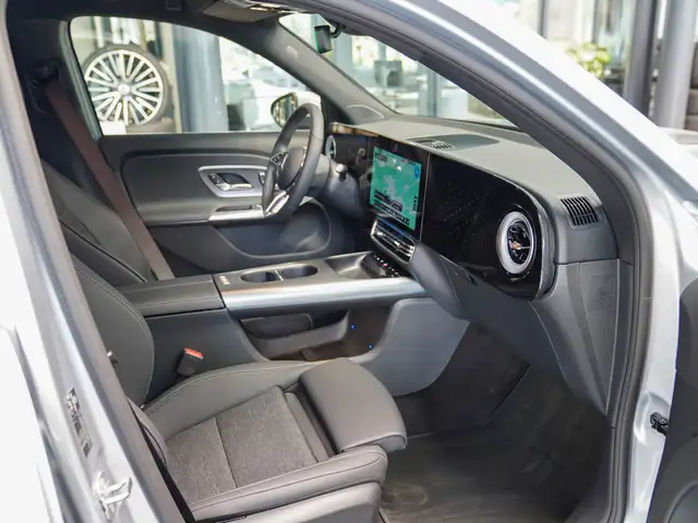 Mercedes-Benz GLB view 11