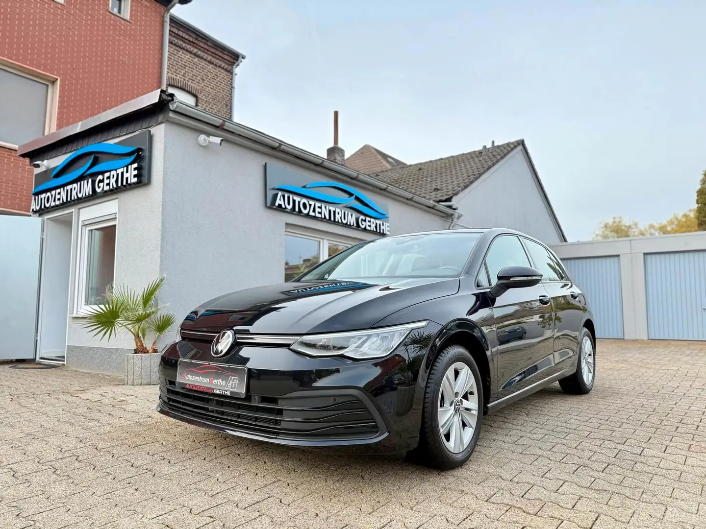 Volkswagen Golf VIII Lim. Life*Digital*ACC*CarPlay*LED*SHZ* Schwarz - 1