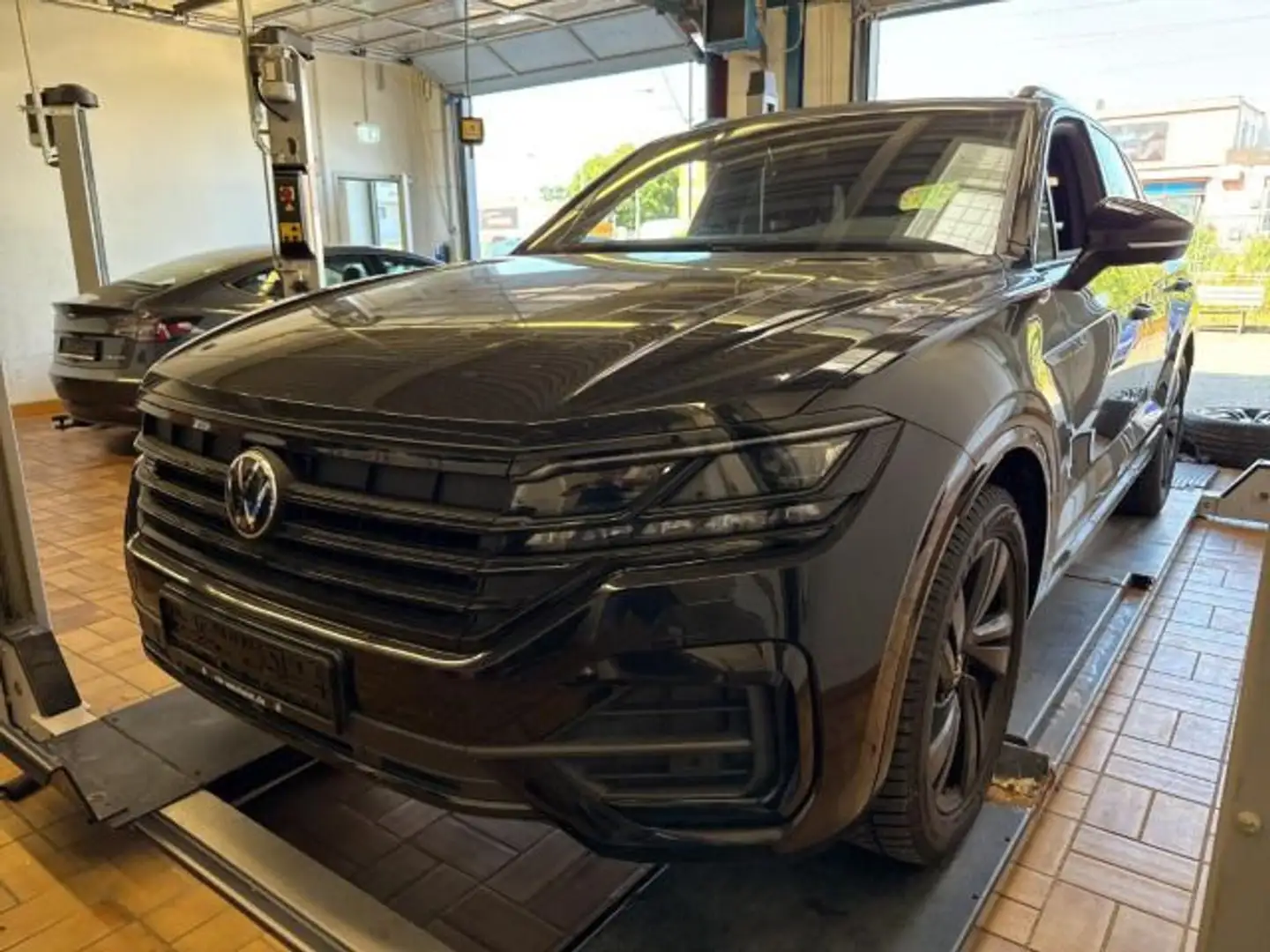 Volkswagen Touareg 3.0 TDI 4M R-Line AHK Pano Matrix Luft Schwarz - 2