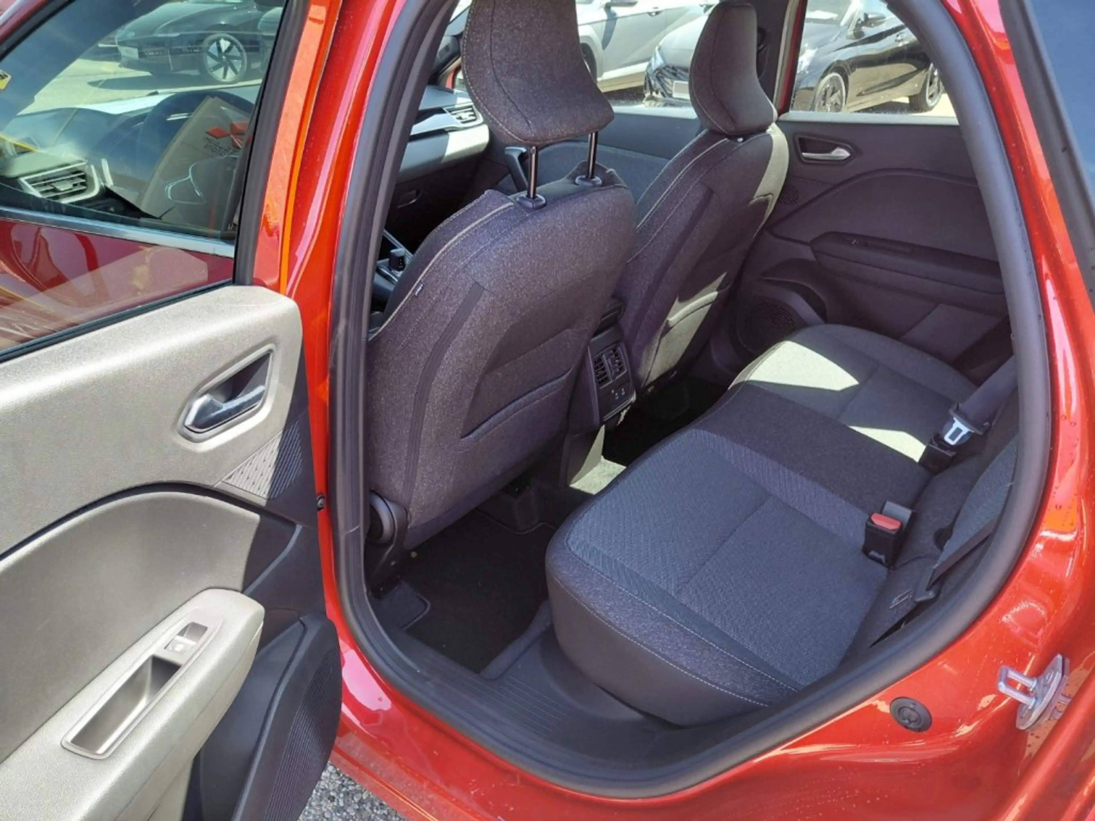 Mitsubishi Grandis 1,8 HEV Intense S+C+T 26,5 — photo 15