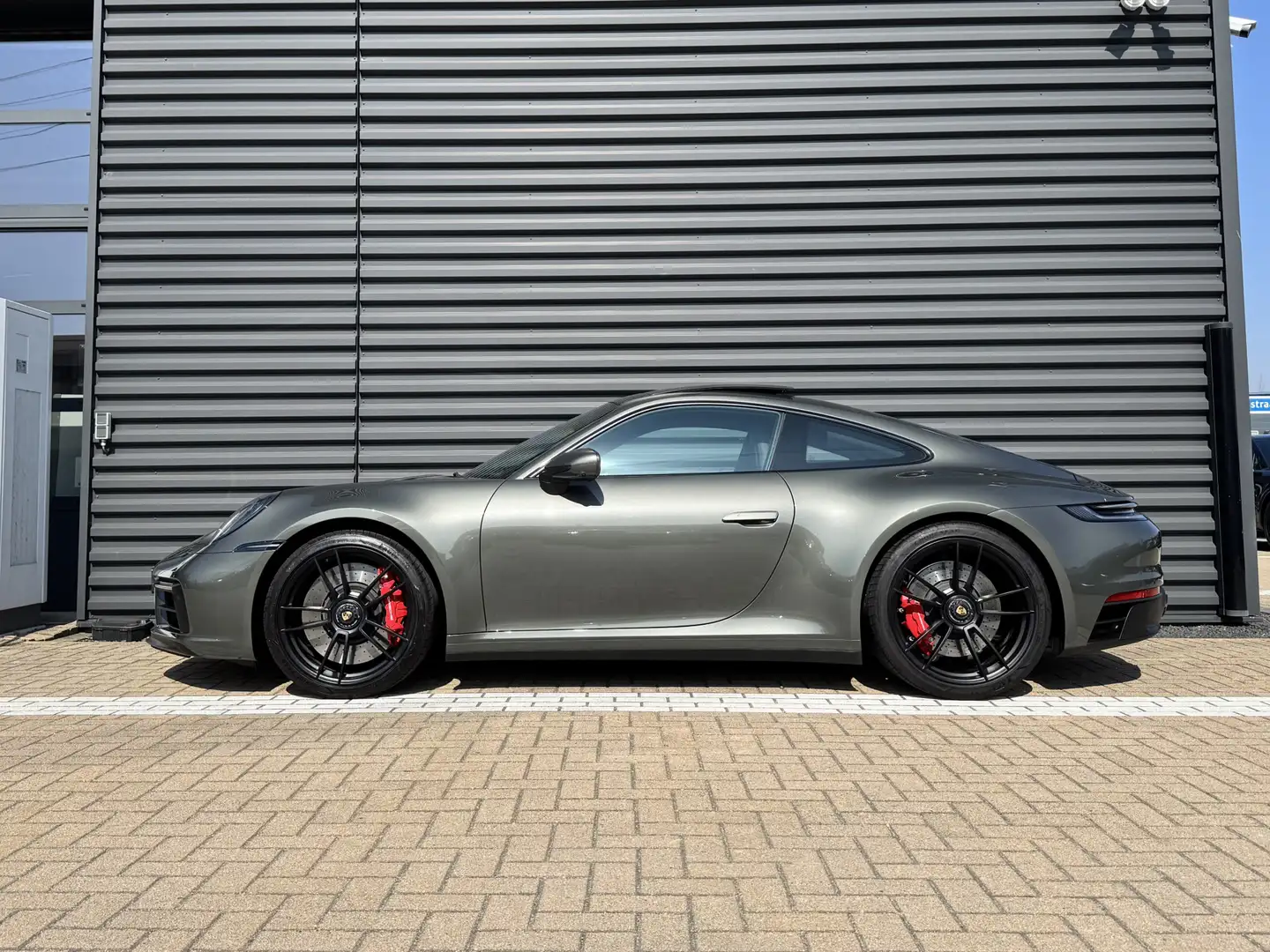 Porsche 992 Carrera 4 GTS Verde - 2