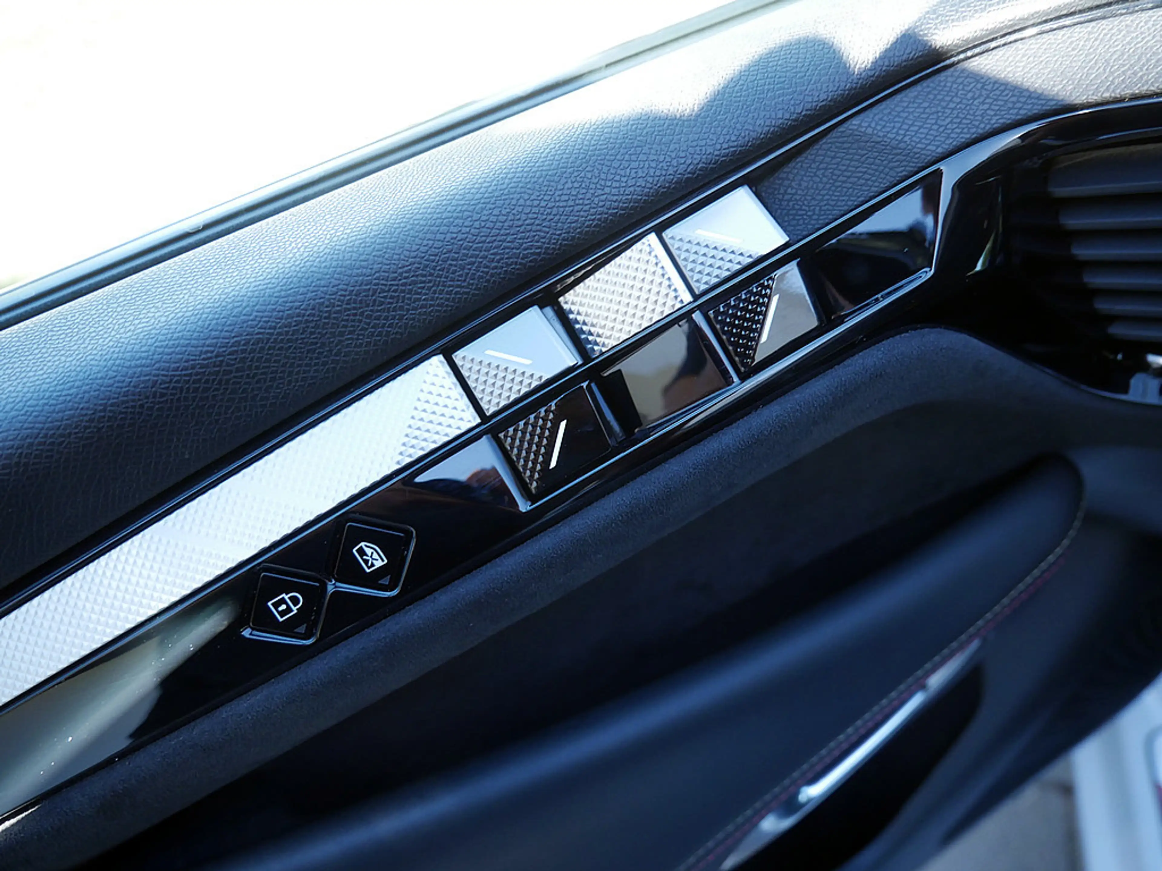 DS Automobiles DS 4 1.5 BlueHDi 130 Performance Line+ LED — photo 10