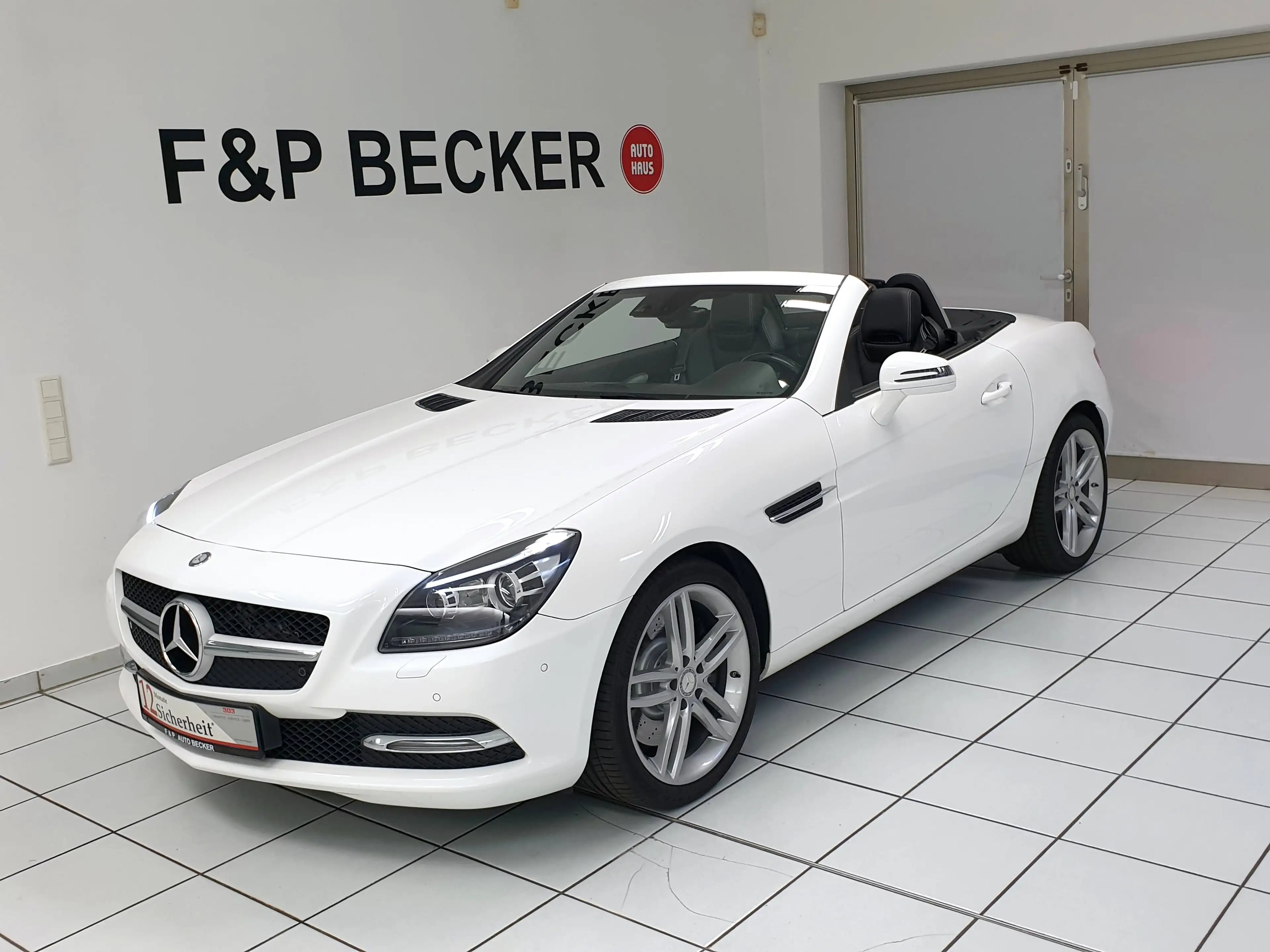 Mercedes-Benz SLK 200 SLK 200 (BlueEFFICIENCY) 7G-TRONIC 1.Hand Scheckheft MB Leder Navi Pano BiXenon AIRSCARF