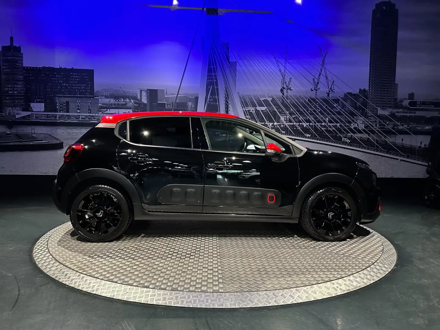 Citroen C3 1.2 PureTech S&S Shine *Navi*Carplay*Keyless*Camer Zwart - 2