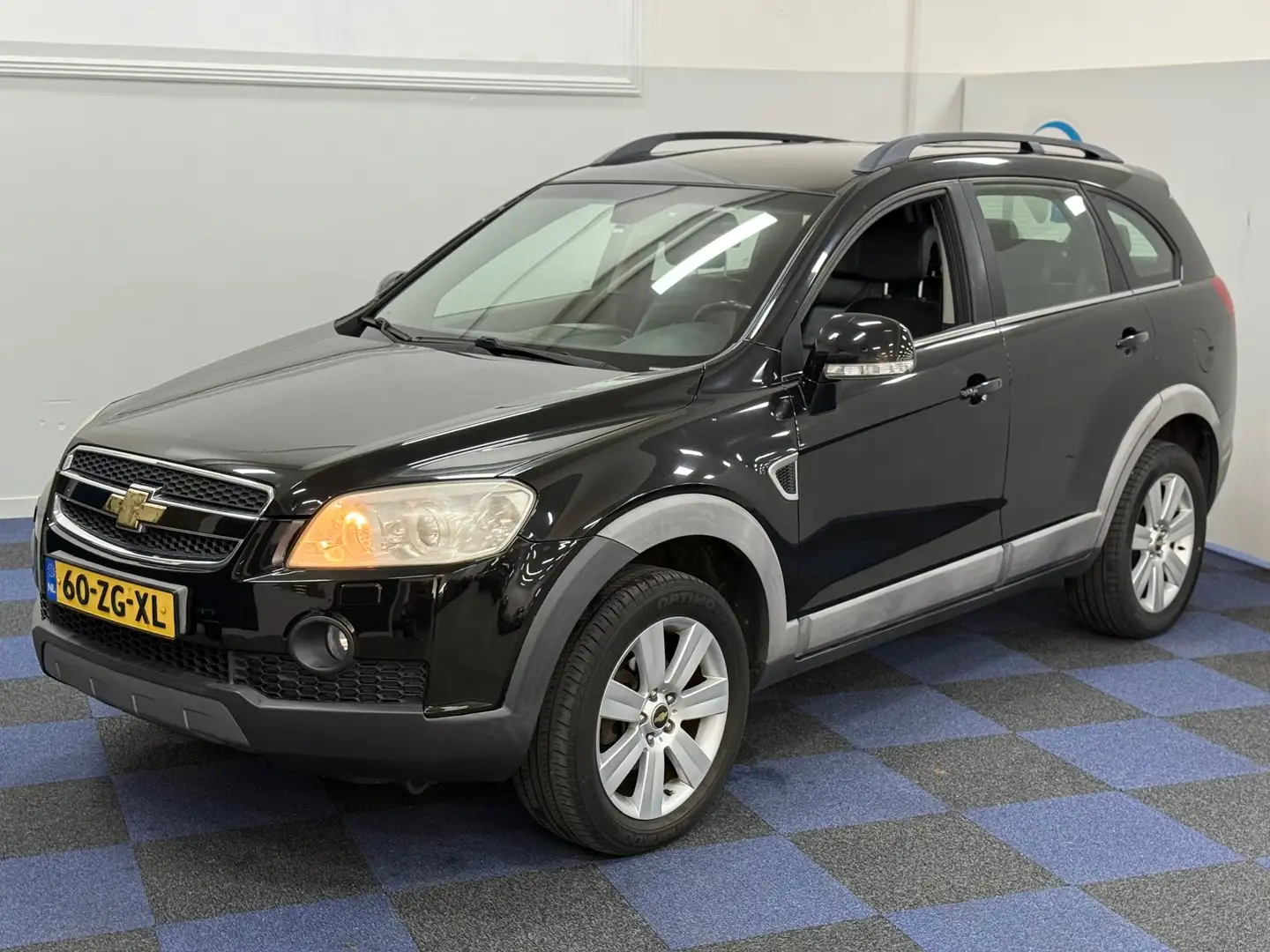Chevrolet Captiva 3.2i Executive / AUTOMAAT / 7 PERSN / NAVI MULTIEM Schwarz - 2