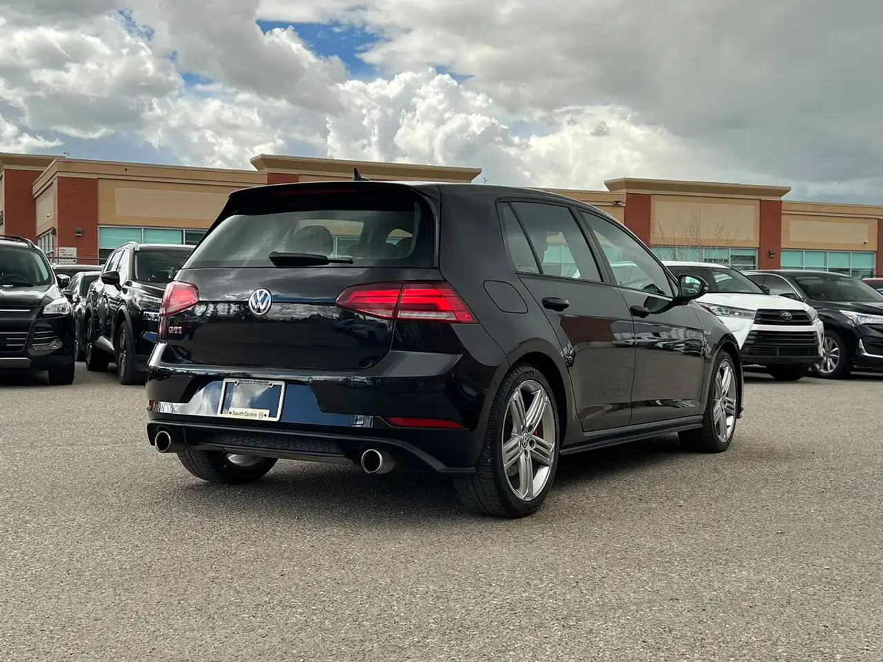 Volkswagen Golf GTI снимка Volkswagen Golf GTI