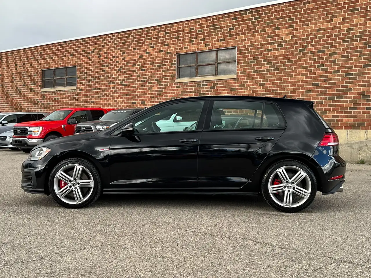 Volkswagen Golf GTI снимка Volkswagen Golf GTI