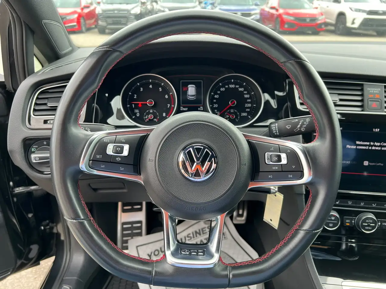 Volkswagen Golf GTI снимка Volkswagen Golf GTI
