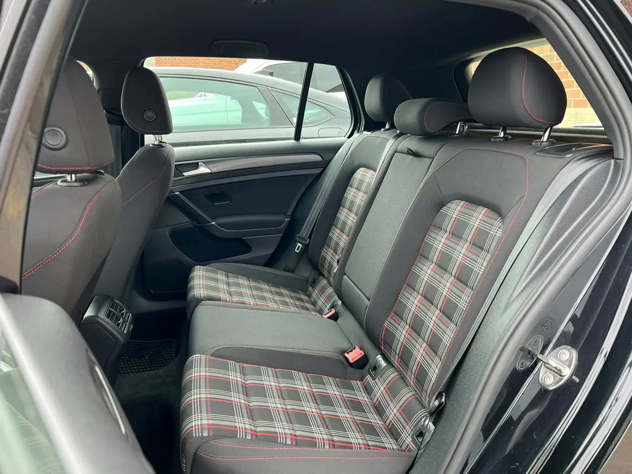 Volkswagen Golf GTI снимка Volkswagen Golf GTI