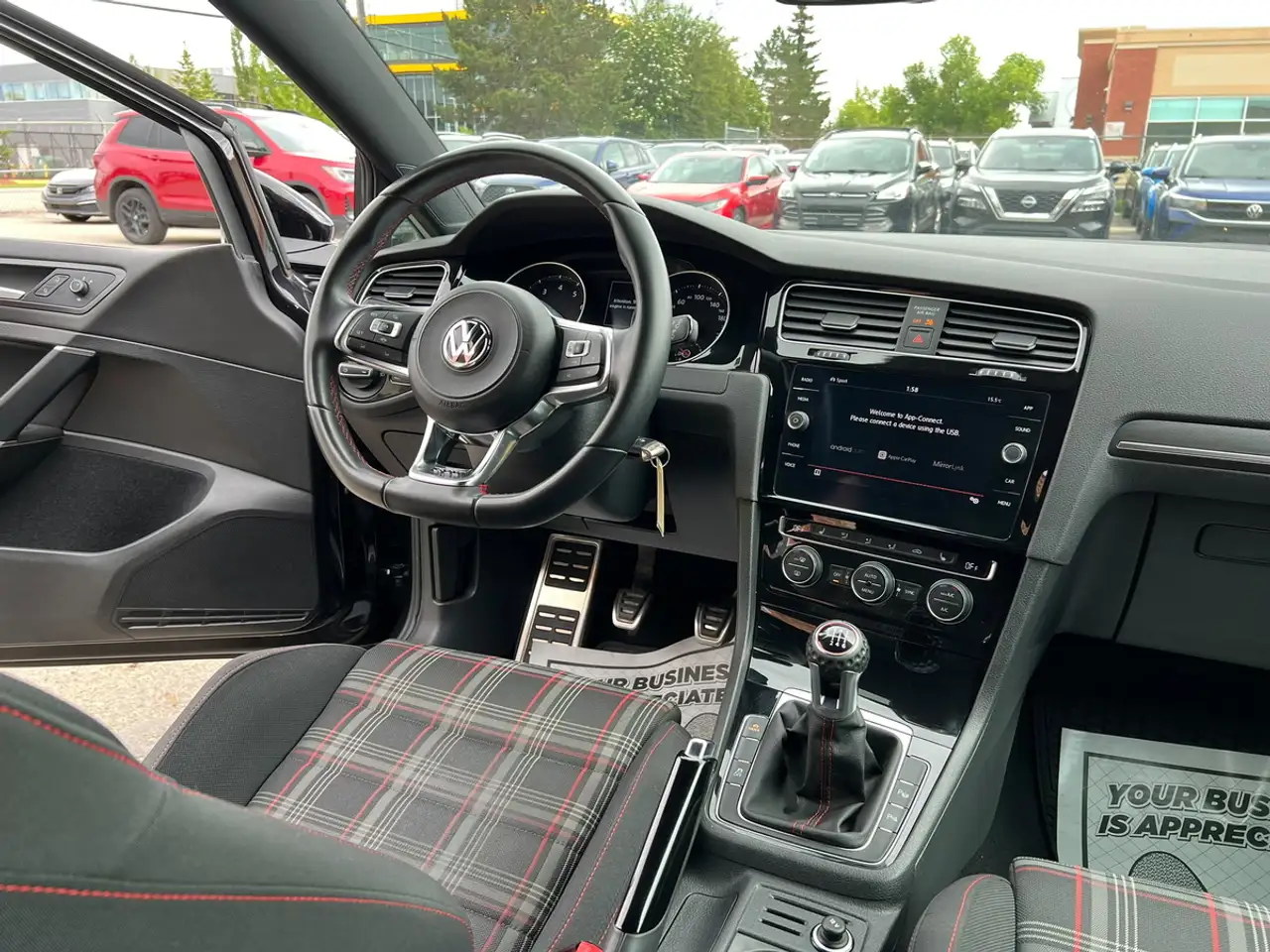 Volkswagen Golf GTI снимка Volkswagen Golf GTI