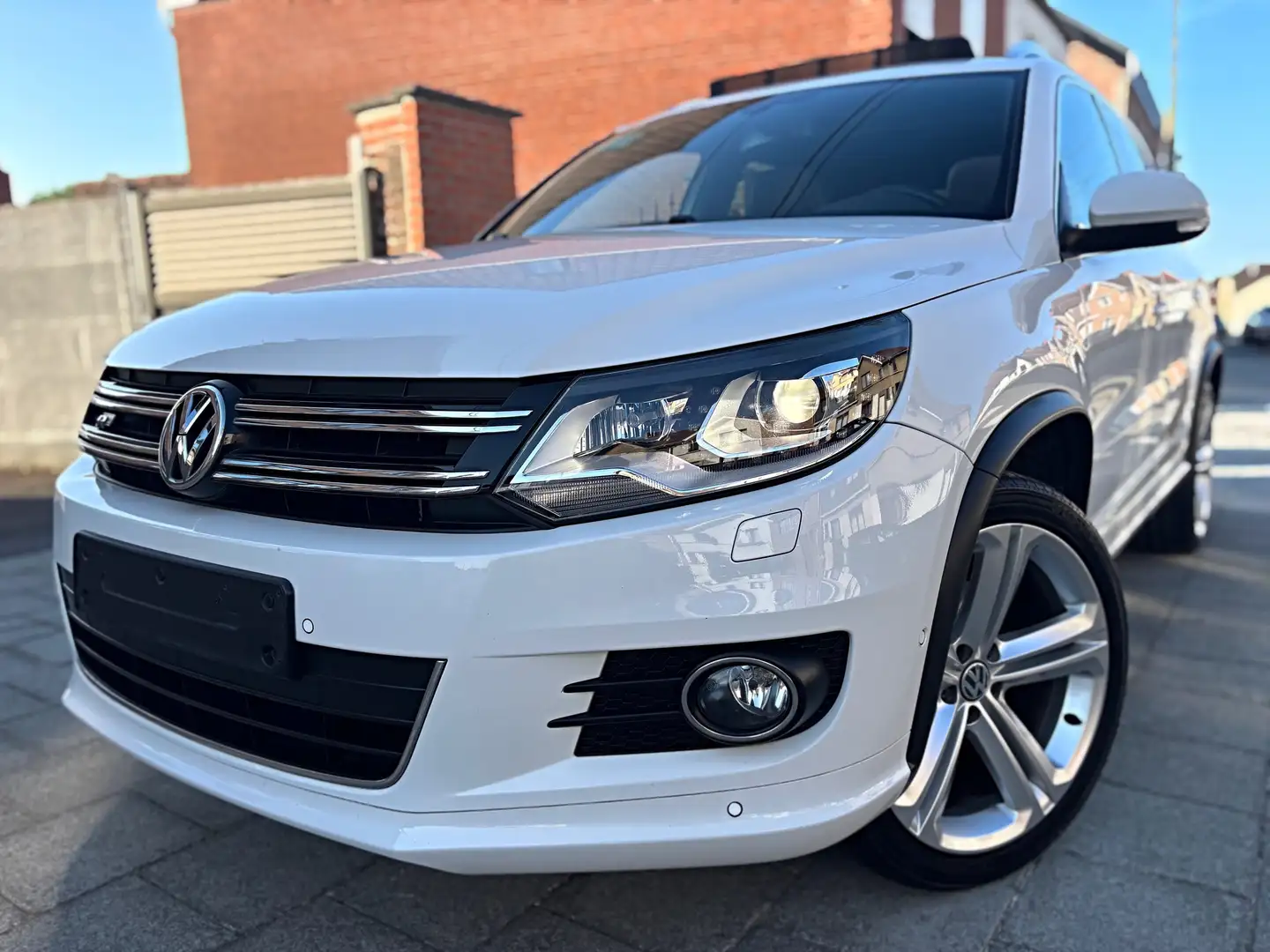 Volkswagen Tiguan 2.0 TDi R-LiNE/PARK ASSIST-GPS-CUiR-PANO/GARANTiE! Bílá - 2