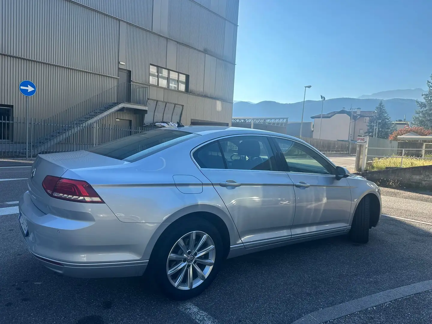 Volkswagen Passat Passat VIII 2015 Berlina 2.0 tdi Business 150cV Szary - 2