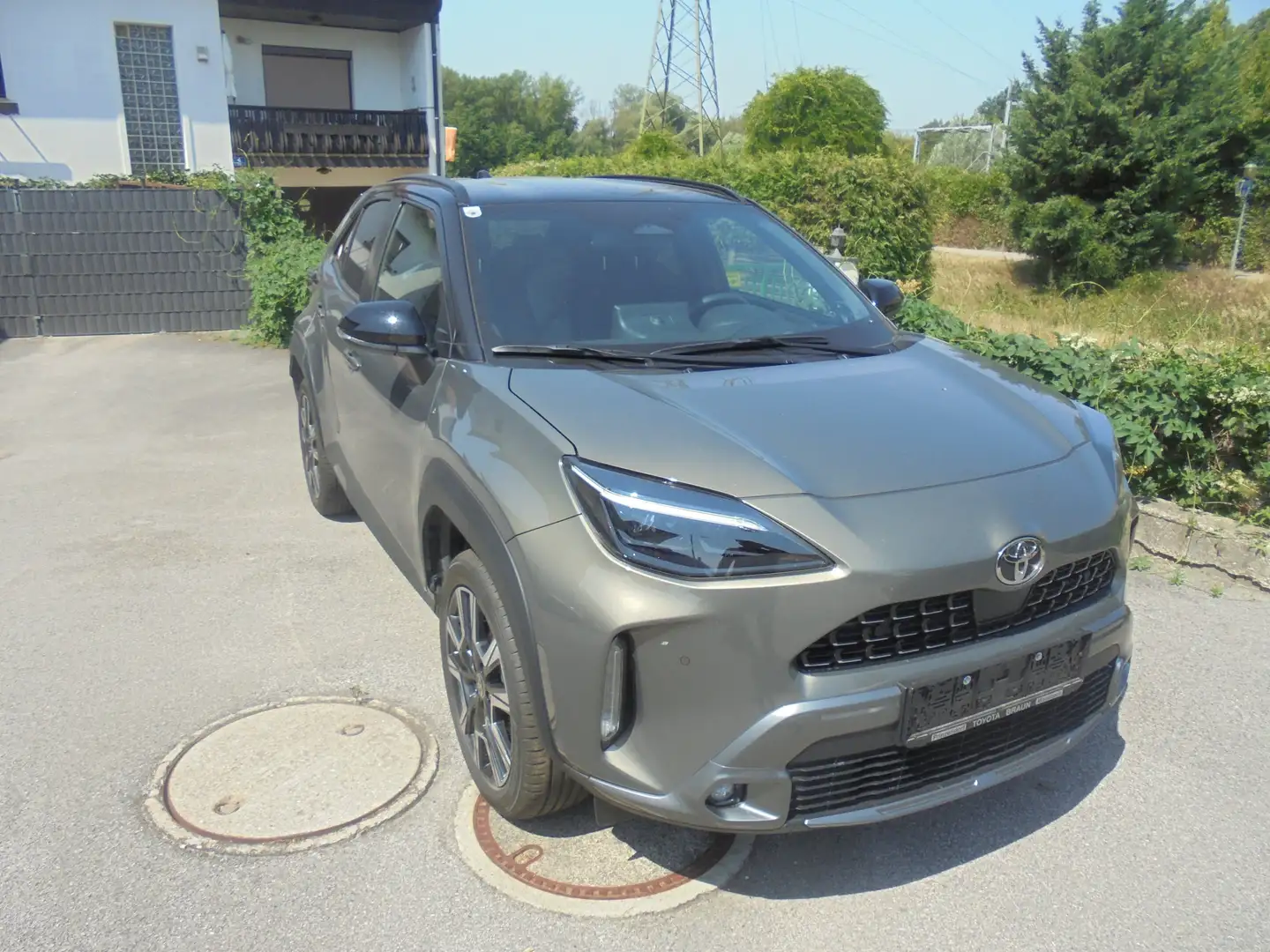 Toyota Yaris Cross Hybrid AWD-i Premiere Edition Braun - 1