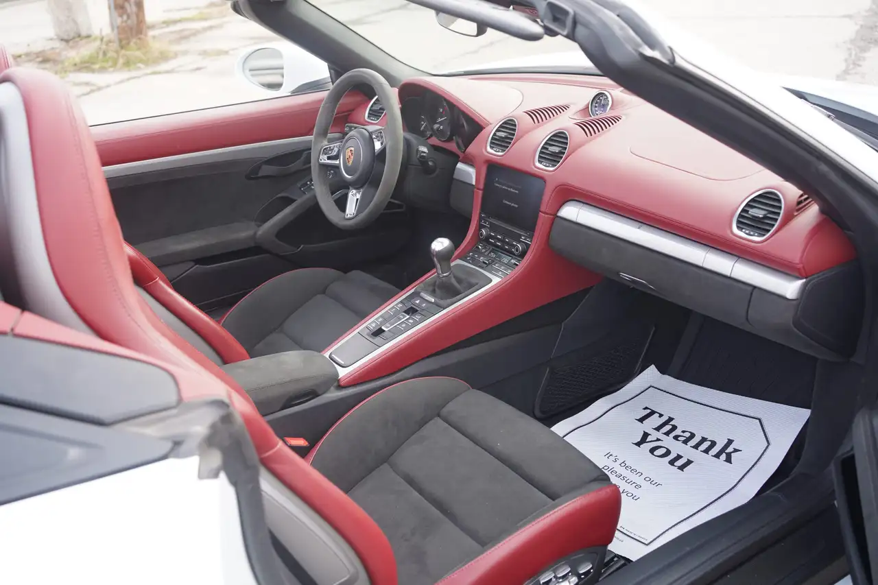 Porsche 718 Spyder снимка Porsche 718 Spyder